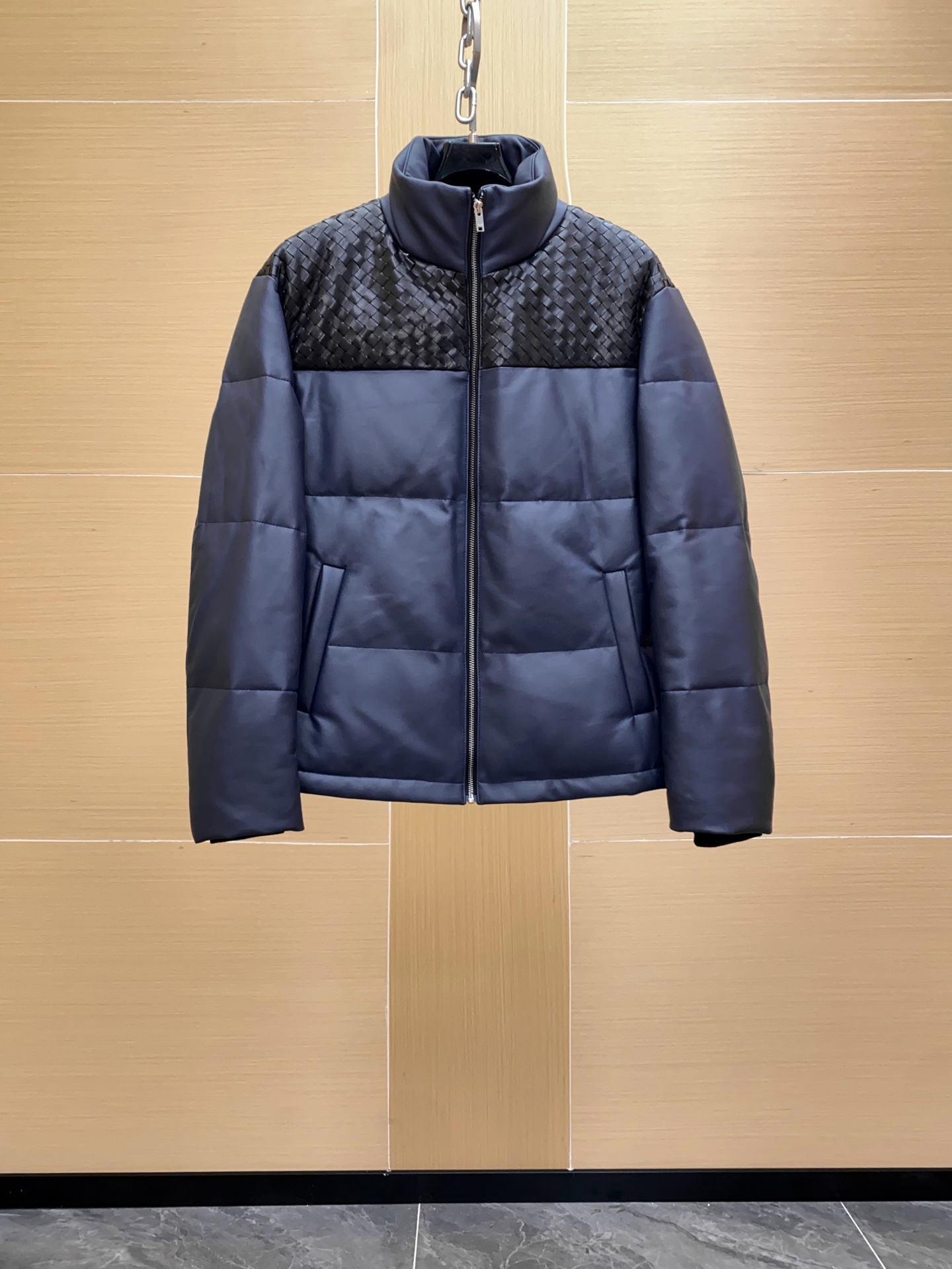 NO:697830,2025 BV new leather jacket official website synchronization, this leather jacket is made of black and blue, the black leather is fully hand-woven, the process is complicated, needless to say, the material consumption is twice that of ordinary leather jackets, this leather jacket is laser-drilled, manually woven bit by bit, the filling is 90 white duck down, the most popular style this year, hurry up and get it, sizes 48-56,,bottega veneta,leather jacket,Top Customize1198609092025BV新款皮衣官网同步,此款皮衣采用黑兰相拼,黑皮采用全手工编织工艺复杂无需多言,耗料也是普通皮衣两倍,此款皮衣采用激光打孔,人工一点一点编织而成,填充物90白鸭绒,亲们今年最火的款,抓紧入手亲,尺码48-56,,bottega veneta,leather jacket,Top Customize1,Men's clothing