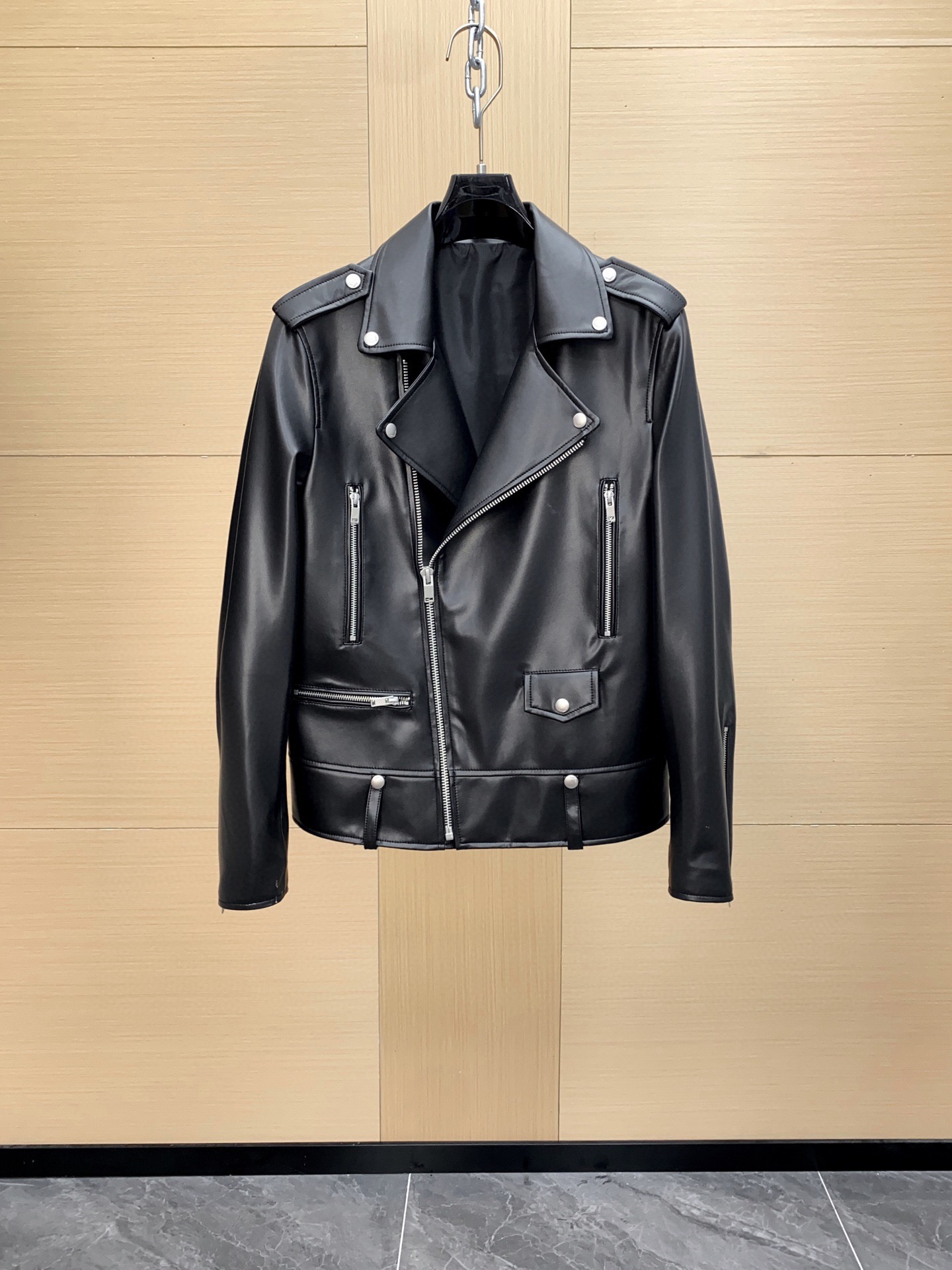 NO:697817,SLP Saint Laurent basic classic high-end motorcycle leather jacket and high-end sheepskin jacket series, hand-customized with high-quality imported goatskin, exquisite tailoring, perfect turning, excellent upper body effect, and complete hardware accessories!  Size 48-56,,loro piana,saint laurent,jackets & coats,leather jacket,sheepskin,Top Customize119860909SLP 圣罗兰基础经典高定机车款皮衣 高端绵羊皮夹克款系列,甄选优质进口山羊皮手工定制 精致的剪裁 完美的车工,上身效果极好,五金配件齐全！尺码48-56,,loro piana,saint laurent,jackets & coats,leather jacket,sheepskin,Top Customize1,Men's clothing