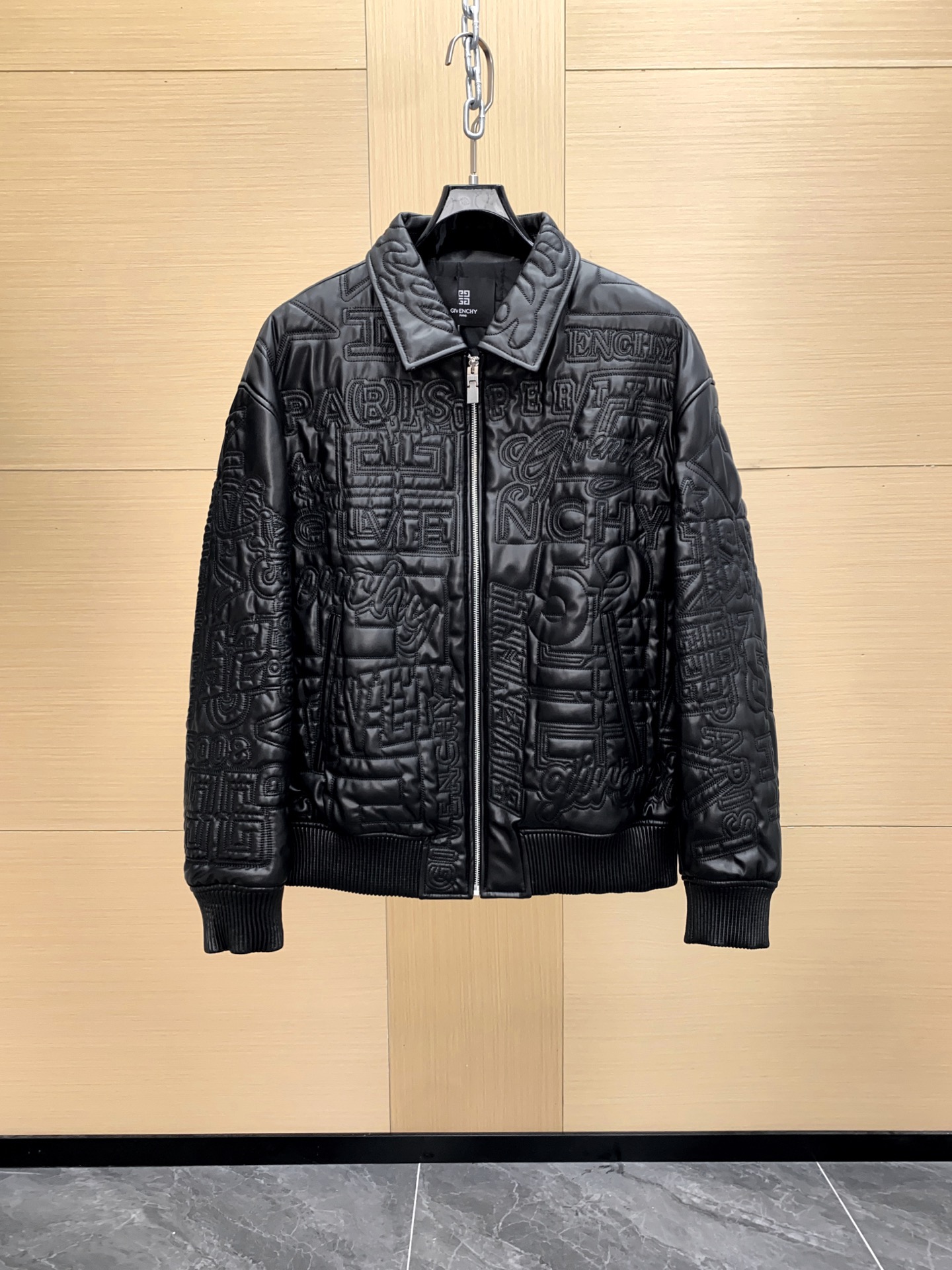 NO:697819,GIVENCHY Ten Thousand Needle Embroidery Zipper Lapel Jacket is a star-studded ultra-luxury item. Givenchy always plays the game of catching people's attention and then trying to distract them. Other fashionable luxury brands often borrow from Givenchy, and Givenchy will never be able to borrow from other fashionable luxury brands. This should be the reason why the world's top trendy fans pursue him.  The screen is filled with precision embroidery patterns, and the visual effect is immediately full. Such heavy work must be matched with pure imported leather to carry it. However, under such high-density heavy work, the leather has long been turned into dregs. It is not difficult to understand the nearly 6W price of the cabinet. Positioned for high-density embroidery, the process requirements are extremely high, the scrap rate is extremely high, and the production time is extremely long. Rarity has become what it should be. Original custom development, full of details and upper body effect.  Out of stock at any time, if you are interested, be sure to hurry and take it away. Size 48-56,,givenchy,givenchy,jackets & coats,Top Customize119860909GIVENCHY万针刺绣拉链翻领夹克明星炸裂超奢单品 纪梵希总是玩让人眼前一亮,然后蠢蠢欲动挪不注意力的的游戏.其他潮奢大牌借鉴纪梵希常有,纪梵希借鉴其他潮奢大牌的事绝对做不出来.这应该就是地球顶潮粉追捧他的原因吧. 满屏的精密刺绣花纹,视觉效果即刻拉满,如此重工必须配上纯进口的皮料才能承载.但凡差一点点的皮料在如此高密度重工下,早已废成渣渣.人柜柜近6w的售价也就不难理解了. 定位高密度刺绣,工艺要求极高,报废率极高,出品时间极长.稀有也就成了应该的 原版定制开发,细节、上身效果满溢. 随时断货,心动的话一定得快,带走压场.尺码48-56,,givenchy,givenchy,jackets & coats,Top Customize1,Men's clothing