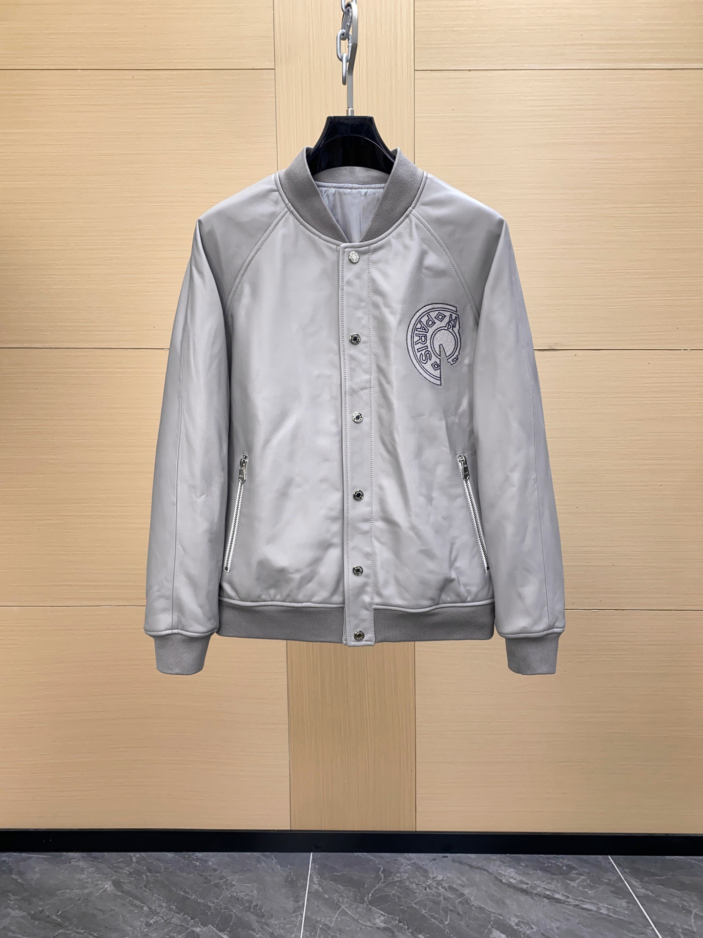 NO:697823,Hermès H men's bomber jacket, a heavy-duty high-end product, a new model for the 2025 autumn and winter show, officially sold simultaneously, a high-frequency matching style in posters and albums, a star-level item!  As a must-have signature type every season, it is enough to prove its super popularity and status. Whether it is fashion week street photography or major brand shows, it has its own popularity. The excellent version has a modern design, and it is a jacket with a full sense of style!  The whole body design follows the genetic aesthetics of the H family, with an improved stand-up collar shape, a distinctive logo, retro, age-reducing and very fashionable. The cuffs and hem are also connected in a threaded form, full of youthfulness and vitality, and the fashionability instantly soars!  Size 48-56,,hermes,jackets & coats,jackets & coats,Top Customize119860909爱马仕 H家男士飞行员夹克外套,重磅高端臻品,25年秋冬秀场新款,官方同步售卖,海报画册高频搭配款,属于明星级的一款单品！ 作为每季必出的招牌类型,足以印证其超强的人气和地位,无论时装周街拍还是各大品牌秀场都自带热度,优良的版型兼具现代感的设计,造型感十足的一款外套！ 通体设计沿袭了H家的基因美学,改良式的立领造型,辨识度鲜明标志,复古减龄又非常时髦,袖口与下摆同样运用螺纹形态对接,充满年轻态及活力感时髦度瞬间飙升！ 尺码48-56,,hermes,jackets & coats,jackets & coats,Top Customize1,Men's clothing