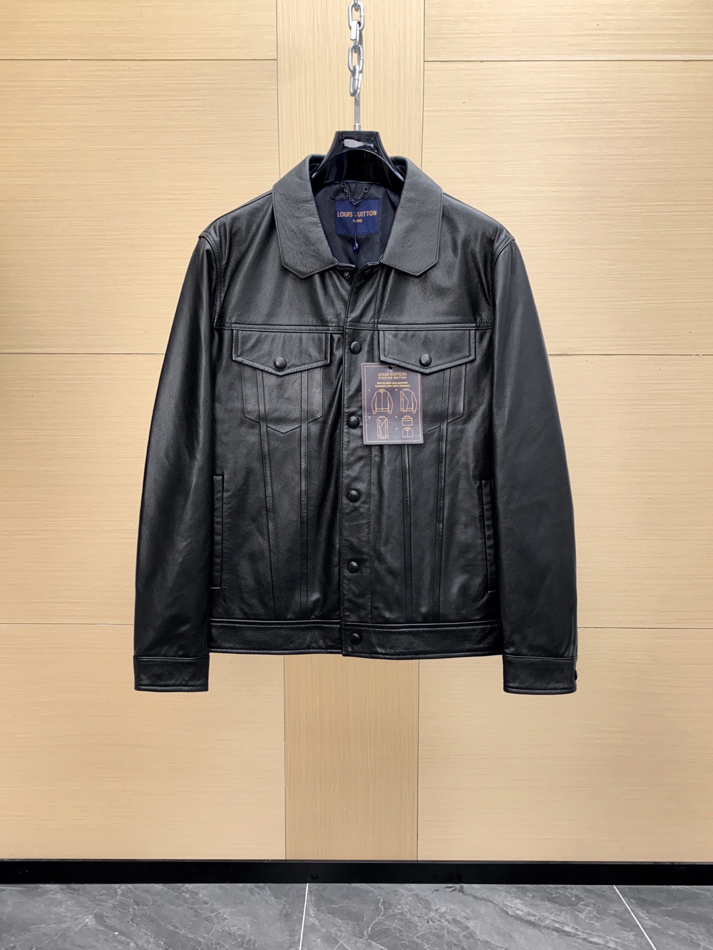 NO:697892,1V high-end cowhide denim leather jacket. High-quality customized cowhide jacket. Made of pebbled cowhide imported from Italy. ZP custom hardware. Straight and versatile. Classic series products. Size 48-56,,jackets & coats,jackets & coats,leather jacket,cowhide,Top Customize1198609091V 高定牛皮牛仔款皮衣夹克 高版本品质定制牛皮外套 采用意大利进口荔枝纹牛皮 zp定制五金 版型直筒百搭 经典系列产品 size码数48-56,,jackets & coats,jackets & coats,leather jacket,cowhide,Top Customize1,Men's clothing