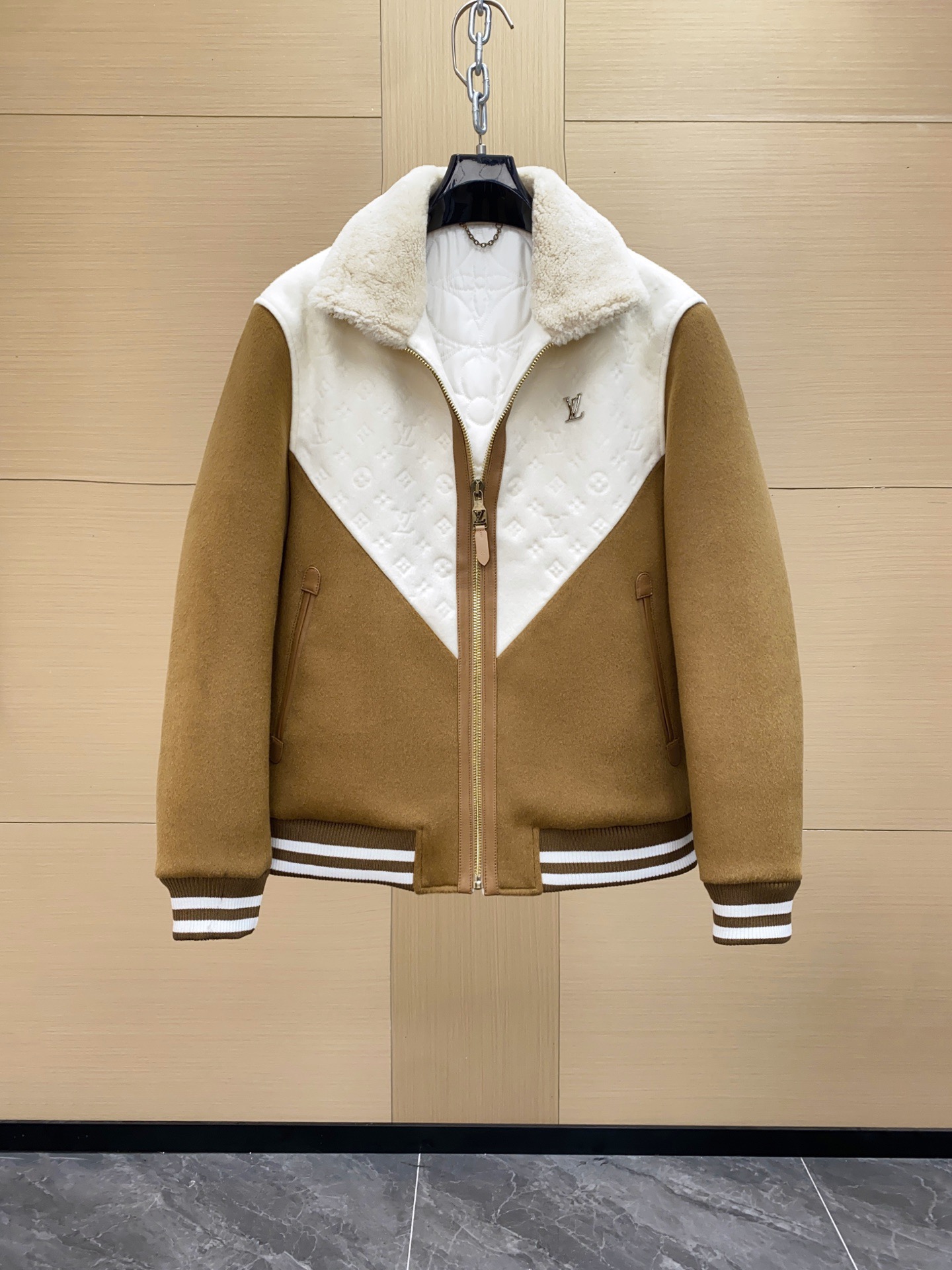 NO:697809,1V Men's 2026SKI ski series new wool splicing jacket, color-blocked fur integrated wool collar, the body is made of 100 wool, brown wool and white Monogram quilting, retro yet fashionable!  The lambswool lapel is super fine and soft!  Size 46-56,,jackets & coats,Top Customize1198609091V男装2026SKI滑雪系列新款羊毛拼接夹克,拼色皮毛一体羊毛领,大身采用100羊毛呢,棕色羊毛白色Monogram绗缝,复古又不失时髦！羊羔毛翻领超细腻柔软！尺码46-56,,jackets & coats,Top Customize1,Men's clothing