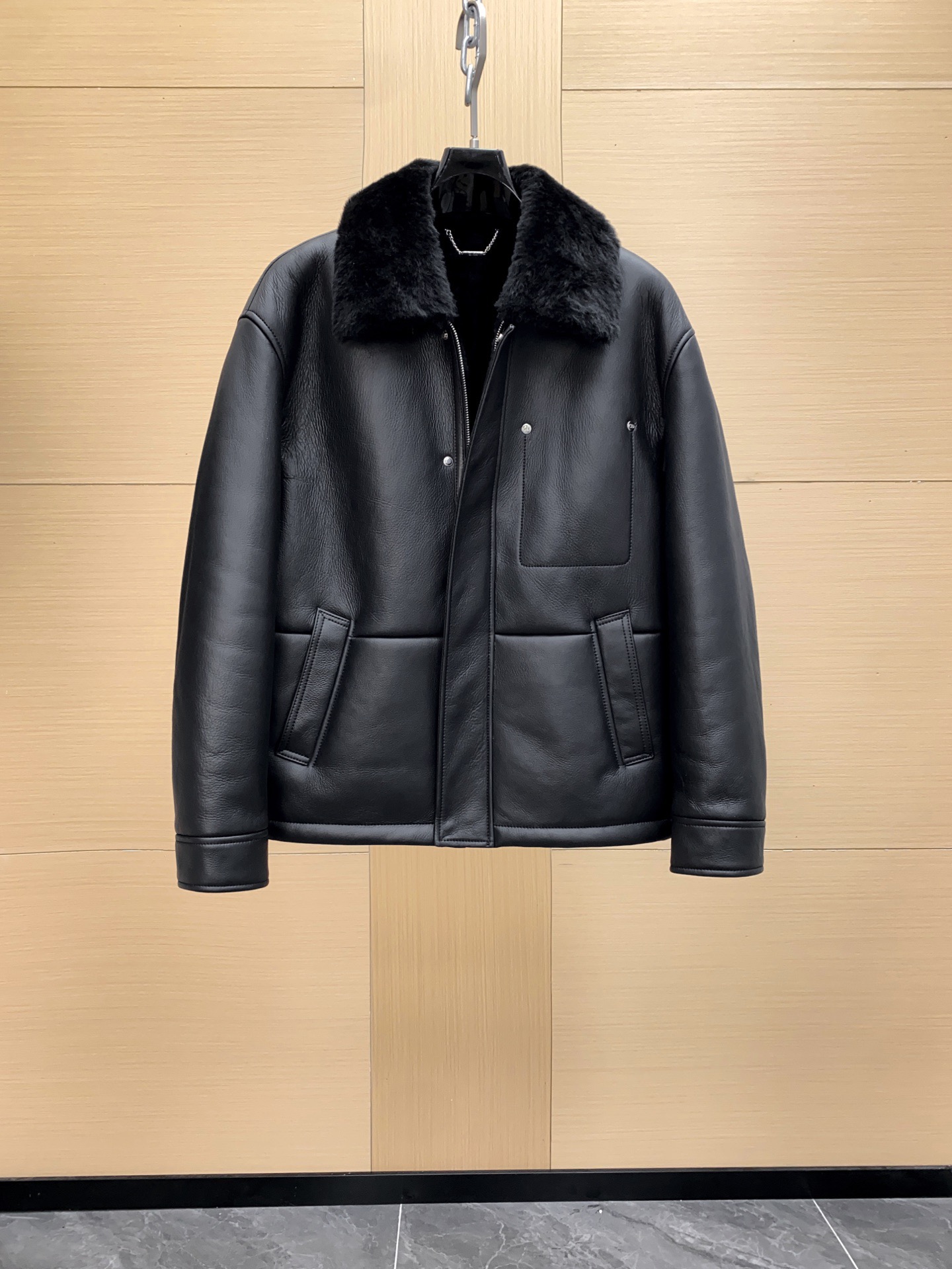 NO:697815,Dior 2026 early spring men's wear series black Langtu fur all-in-one work jacket, made of original ecological fur imported from the United States, luxurious and warm, simple and elegant design, lapels + symmetrical pockets, practical and stylish. Black is versatile and can easily cope with various occasions!  Size 48-56,,dior,jackets & coats,Top Customize119860909Dior 2026早春男装系列黑朗图皮毛一体工装夹克,采用美国进口原生态皮毛,奢华又保暖,简约大气设计,翻领+对称口袋,实用又有型.黑色百搭,轻松应对各种场合！尺码48-56,,dior,jackets & coats,Top Customize1,Men's clothing