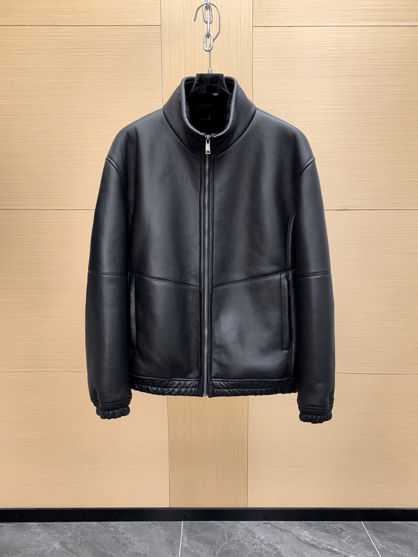 NO:697834,Ermenegildo Zegna EZ25FW new top-grade fur one-piece stand-collar jacket for autumn and winter, men's classic pilot style black short zipper jacket leather jacket!  Trading company channels are rare. Z's high-end genuine leather jackets are extremely rare products. This jacket is made of imported first-layer sheepskin. It has a comfortable and soft touch, smooth and delicate grains, clear and beautiful textures, and the suede goat leather has small pores, even distribution, large extensibility, and an oily and shiny texture that is enough to show its luxurious atmosphere!  The regular cut fits the body, and the upper body is handsome and stylish. It is paired with a skin-friendly stand-up neckline design, showing a sense of elegance and quality!  Customized rib knit trimming on the hem, which combines with the luxurious texture of leather to form a striking urban style, moderate thickness, ultra-lightweight design, lightweight and portable, black!  Size 48-56,,zegna,jackets & coats,jackets & coats,leather jacket,sheepskin,Top Customize119860909杰尼亚 EZ25FW秋冬新款顶级皮毛一体立领夹克,男士经典飞行员式黑色短款拉链夹克皮衣外套！贸易公司渠道稀出,Z家高端真皮夹克外套,数量极其稀缺的稀缺臻品,此款夹克采用客供进口头层羊皮毛一体材质制成, 触感舒适柔软,粒面平滑细致,纹路清晰美观,小山羊皮革毛孔细小,分布均匀,延伸性大,油润光泽的质感足以展现它的奢华气息！合身常规的版型裁剪,上身帅气又有型,搭配贴肤的立领口设计,尽显高雅品质感！下摆定制罗纹针织修边,与皮革的奢华质感形成醒目都市风范,厚薄适中,超轻量化设计,轻巧便携,黑色！尺码48-56,,zegna,jackets & coats,jackets & coats,leather jacket,sheepskin,Top Customize1,Men's clothing