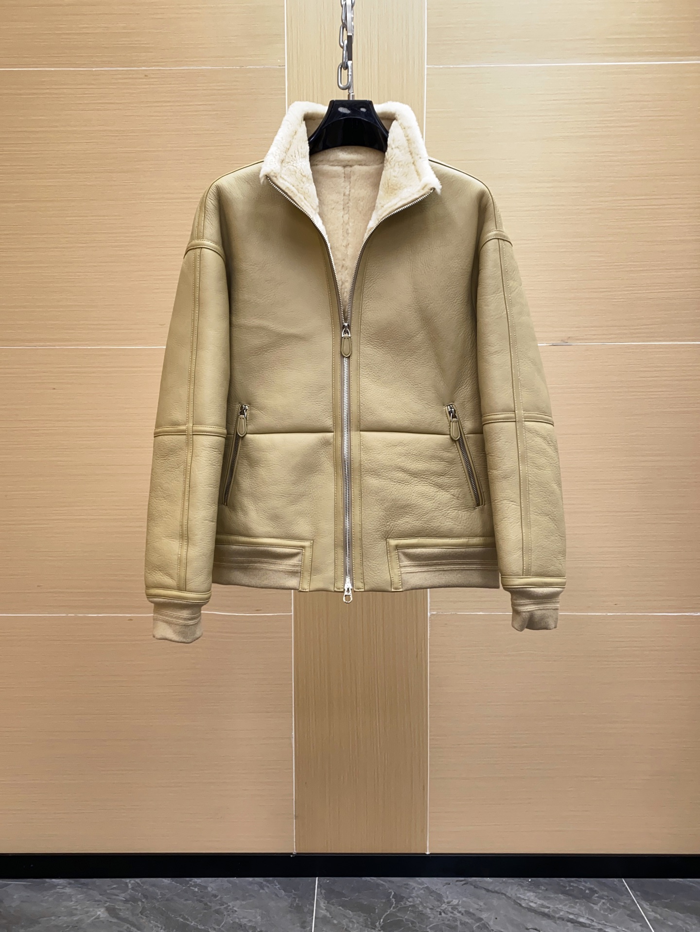 NO:697879,Loro Piana official website is on sale at the same time, autumn and winter fur jacket, the raw materials are selected from Spain, Merino native fur one. The leather surface is soft and delicate, as delicate and smooth as silk, the wool is bright and thick, the leather is relatively tight and designed, the two pockets are uniquely designed, the original design highlights the gorgeousness of the overall clothes Size 48-56,,loro piana,jackets & coats,Top Customize119860909Loro Piana 官网同步发售,秋冬皮毛一体夹克,原料甄选西班牙,美利奴原生原产皮毛一体.皮面柔软细腻、如丝绸般细腻柔滑、羊毛亮丽厚重,皮质比较紧实设计,两个口袋设计别有独中,原版设计点亮整体衣服华丽之处 尺码48-56,,loro piana,jackets & coats,Top Customize1,Men's clothing