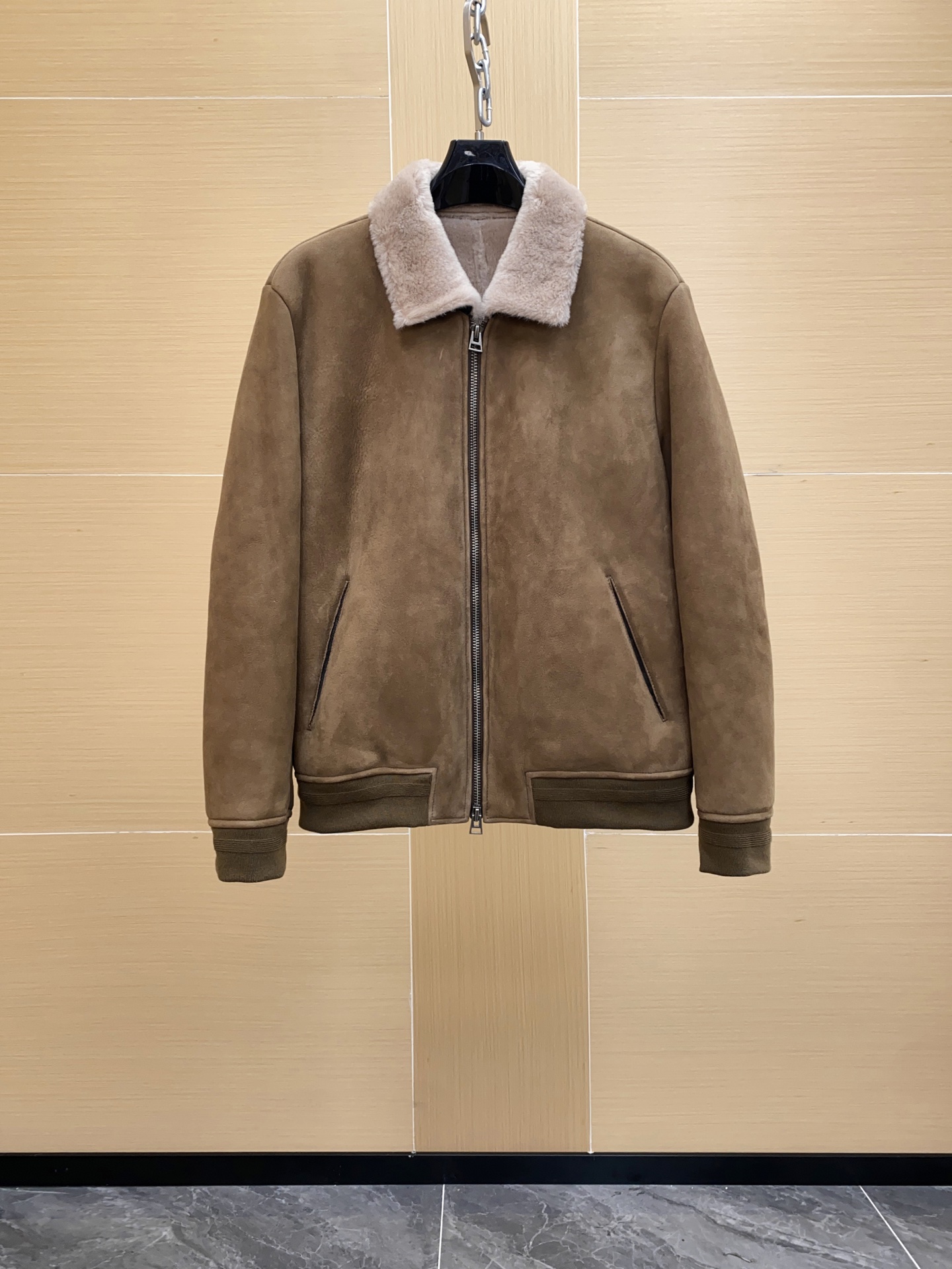 NO:697880,TOM FORD fur all-in-one jacket, made of imported merino fur, soft and waxy suede, dense wool, with short-cut beige wool, lapel design, black crocodile color leather on the outside of the collar, making the whole dress more capable, giving the whole dress a sense of luxury, and the upper body is comfortable and unrestricted. Sizes 48-56,, tom ford, jackets & coats, Top Customize119860909TOM FORD皮毛一体外套,材质选用进口美利奴皮毛一体,绒面皮质软糯,毛质密实、搭配剪短米色羊毛,翻领设计,领子外配黑色鳄鱼配色皮,使整件衣服更加干练,让整件衣服尽显奢华感,上身舒适无束身感.尺码48-56,,tom ford,jackets & coats,Top Customize1,Men's clothing