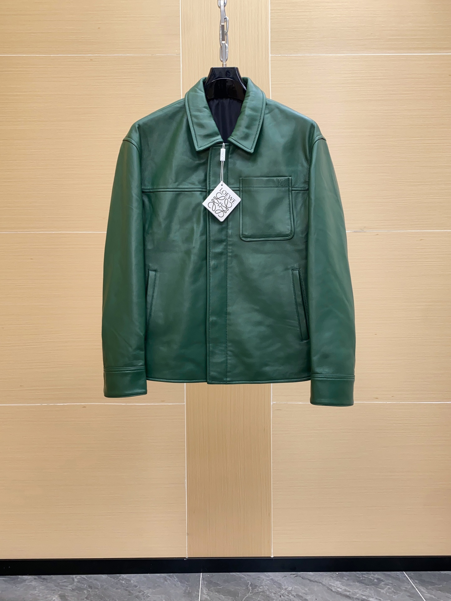 NO:697884,LOEWE The most popular green leather jacket, full condition, original hard goods, Spanish imported lambskin craftsmanship, counter W+. Limited edition main model in European and American counters, the appearance is absolutely stunning, it has the shadow of the current Internet celebrity coach jacket, but also combines the elements of the bomber jacket, the texture is invincible. Imported grade sheepskin, mellow Spanish craftsmanship, the physical touch is very conquering, and it has a high-end texture from the heart!  Size 48-66,,loewe,loewe,jackets & coats,leather jacket,sheepskin,Top Customize119860909LOEWE 罗意威 最流行绿色皮衣,全品相 原单硬货,西班牙进口小羊皮工艺,专柜W+ .欧美专柜限量主推款 ,品相绝对的惊艳,有当下网红级的教练夹克的影子,又集合了飞行员夹克的元素,质感无敌的进口级绵羊皮,醇厚的西班牙工艺,实物触感非常有征服力,从骨子里自带的高级质感！尺码48-66,,loewe,loewe,jackets & coats,leather jacket,sheepskin,Top Customize1,Men's clothing
