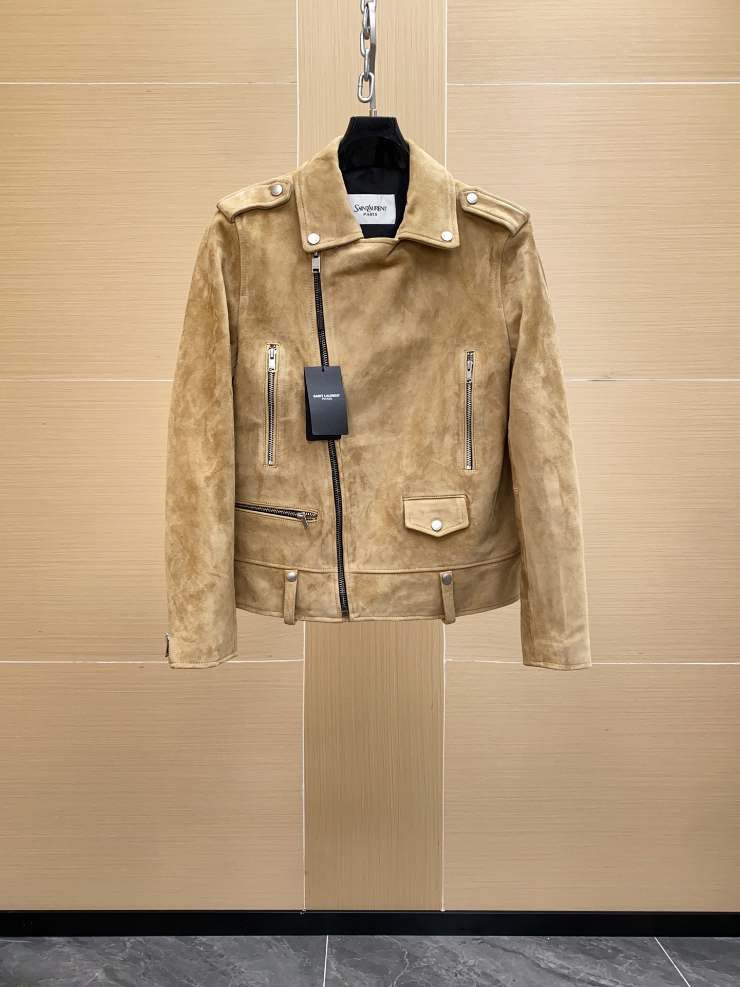 NO:697883,SLP Saint Laurent original men's imported suede sheepskin motorcycle style leather jacket, the latest leather jacket for autumn and winter, heavyweight pure blood, high-end British origin, counter level 40,000+, original buckle accessories for customers  As a basic business casual style, the quality can be imagined. The simple and elegant style, craftsmanship quality and tailoring design are all top-notch, sophisticated and fashionable and elegant. Such items are indispensable in the wardrobe. High-quality sheep leather, fine and shiny leather, both style and quality are very in line with the requirements of modern cities. It is recommended to buy. Sizes 48-56, loro piana, saint laurent, jackets & coats, jackets & coats, leather  jacket,sheepskin,Top Customize119860909SLP圣罗兰原单男士进口反绒绵羊皮 机车款皮衣外套,秋冬年最新款皮夹克,重磅纯正血统,高端英国原产,专柜四万+级别,客供原版扣配饰 作为基础的商务休闲款,品质可想而知,简约大气的款型,工艺品质及剪裁设计都堪称一流,轻熟干练且时尚优雅的风格,这样的单品是衣橱不能缺少的,优质绵羊皮,皮质细腻有光泽,无论款型还是品质都非常符合现代都市的要求,推荐必入.尺码48-56,,loro piana,saint laurent,jackets & coats,jackets & coats,leather jacket,sheepskin,Top Customize1,Men's clothing