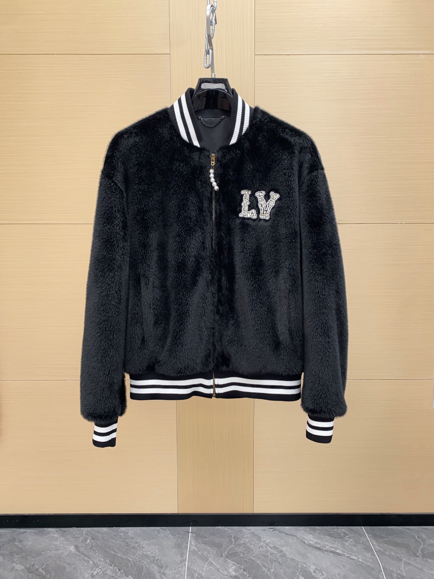 NO:697869,1V Louis Vuitton's same men's short baseball collar gold mink fur baseball uniform design!  Brand logo embroidered on the chest with diamonds. Original version. Good effect on the upper body. High warmth factor. Sizes 46-56, Louis Vuitton, Top Customize1198609091V 路易威登同款男士短款棒球领金貂绒皮草 棒球服设计！胸口刺绣钻饰品牌logo 原版版型 上身效果佳 保暖系数高 尺码46-56,,louis vuitton,Top Customize1,Men's clothing