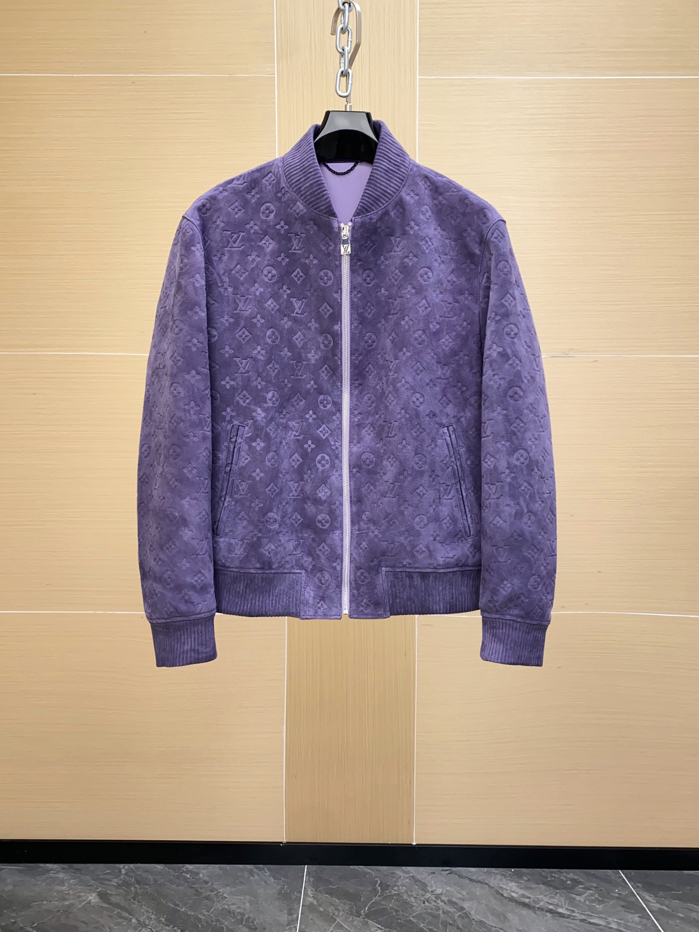 NO:697881,1V 2026 Spring and Summer SS MONOGRAM Embossed Sheep Leather Sports Jacket Leather Imported Suede Sheep Leather Original custom-made imported first-layer sheep leather, which presents a fine suede texture after special frosting. Sheep leather is naturally flexible, restrained in luster, light and has excellent drape. It feels smooth and soft, comfortable against the skin, and reveals the unique high-end atmosphere of luxury leather. The reason why suede + embossing technology can present this soft and advanced pink color  , this kind of pink is made by polishing light-colored suede sheepskin into a suede surface + water-dyed dyes. The dye penetrates into the leather fibers, making the color naturally transparent. Combined with soft polishing, the color looks warm and non-glaring. Our process costs are not fooled casually!  !  !  Consistently benchmark against high-end brands of environmentally friendly metal complex dyes with better color fastness and uniformity.!  The most intuitive way to compare the leather materials on the market is to compare the cost difference we are talking about; it is finally achieved through light matte surface treatment + high temperature embossing. Therefore, it not only has a pink high-end feel, but also retains the softness and three-dimensional texture of suede. The embossing process is the entire Monogram full-width embossing process, and the brand's classic pattern is accurately embossed on the suede leather.  High-temperature setting and precision mold alignment ensure that each group of presbyopic letters and flower patterns remain coherent and complete at the splicing point without any sense of misalignment. The embossing is of consistent depth and clear lines, forming a three-dimensional effect under changes in light and shadow, giving the whole a low-key yet gorgeous layered feel. The embossing process is extremely difficult, and a slight deviation will destroy the luster and feel of the leather surface, so the full-body alignment stitching further demonstrates the top level of the workshop. Craftsmanship: Baseball collar design, added on the inside  Fine pleats are sewn to ensure a three-dimensional look and a comfortable fit. The cuffs and hem adopt double-line pleating technology to make the overall silhouette more crisp and durable. The pockets use invisible splicing, and the embossed patterns are aligned and connected naturally, with almost no trace of segmentation.,,jackets & coats,sheepskin,chamois leather,Top Customize1198609091V 2026春夏SS MONOGRAM 压纹羊皮革运动夹克 皮料 进口绒面羊皮革 原版订做进口头层羊皮革, 经特殊磨砂处理后呈现细腻绒面质感.羊皮革天然柔韧,光泽内敛,轻盈而具备极佳的垂坠感.手感顺滑柔润,贴肤舒适,透出奢华皮革独有的高级氛围. 绒面皮+ 压纹工艺,之所以能呈现这种柔和又高级的粉色 ,这种粉色是通过浅色麂皮羊皮打磨成绒面 + 水染染料调色 染料渗透进皮纤维,颜色自然通透,再配合柔和的打磨,使颜色看起来温润、不刺眼.我们的工艺成本不是随便糊弄的 ！！！ 一致对标高级品牌环保型金属络合染料 色牢度和均匀度更好.！市面的皮料,最直观的去对比一下咱们所说的成本差 ； 最后通过表面轻雾面处理 + 高温压纹 实现的.所以它既有粉色的高级感,又保留了绒面的柔软与立体质感 压纹工艺 整件Monogram 全幅压纹工艺,品牌经典花纹在绒面皮革上精准压印. 高温定型与模具精准对花,使每一组老花字母与花卉图案在拼接处保持连贯完整,无任何错位感. 压纹深浅一致,线条分明,形成光影变化下的立体效果,让整体呈现低调而不失华丽的层次感. 压纹工艺难度极高,稍有偏差即会破坏皮料表层光泽与手感,因此全身对花拼接更彰显工坊的顶级水准. 工艺结构 棒球领设计,内侧加入 细密褶皱缝制,既保证立体感又兼顾舒适贴合. 袖口与下摆采用 双道压线褶裥工艺,令整体廓形更挺括耐穿. 插袋采用隐形拼接,压纹花型对齐自然衔接,几乎看不出分割痕迹.,,jackets & coats,sheepskin,chamois leather,Top Customize1,Men's clothing