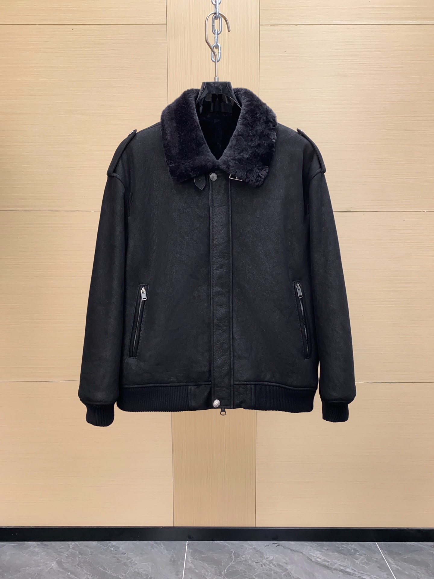 NO:697889,Hermès [How can you miss a warm and premium custom-made fur one-piece fur coat in winter] New weight class high-end heavy-duty luxury goods, men's fur one-piece high-end top series. Exclusive dedication model, order from famous store, high luxury wearing enjoyment, cool fur one-piece jacket!  Famous store orders, high-end luxury product series, top-notch fur products, highest-standard clothing, a must-have series for high-end fans!  !  One of the pinnacles of the luxury world, I haven’t shared this pure high-end clothing series with you for a long time. I have only one word for this model and that is grab it, otherwise you will definitely regret it!  !  Let me quietly explain to you the luxurious products of this cabinet W+!  !  The ultra-high-end luxury atmosphere that can be sensed with the naked eye, especially the pocket design, is really too brilliant. I have to admire the designer's imagination and design ability. The two souls of smooth leather and fur fit together. The upper body is really amazing, especially the short body-shaping design. It is so handsome that it is unbelievable. The visual effect brought by the grainy curly hair is also more visual impact. The asymmetric design of the pocket on the hem is simply an explosive product!!!  It can be said that it is timeless, and the matching of the upper body can naturally withstand various tests. Don’t look like it is unattractive. This color system is definitely the most suitable for autumn and winter!  !  As for the details and workmanship?  Go and experience this style for yourself. What does a strict design mean? What does meticulous tailoring mean? There is no flaw at all!  !  Unknowingly, I started to build a wall of words again, but I really couldn’t help it with this model. I would like to share it with great value for money. This model is not for profit, but for word of mouth!  Size 48-56,,hermes,jackets & coats,leather jacket,Top Customize119860909爱马仕【冬日里怎能错过一件保暖臻品定制皮毛一体皮草皮衣外套】新款重量级别高端重工奢物,男士皮毛一体高端顶级系列. 独家奉献款,名品店订单,高奢穿着享受,爆帅皮毛一体外套！ 名品店订单,高奢产物系列,皮草类的顶级产品,最高规格服饰,高端粉丝必入系列！！ 奢侈界的顶峰之一,这种纯粹的高级服装系列,我也是很久没有与大家分享过了,对于此款我只有一个字那就是抢,不然你绝对会后悔！！ 让我静静的为大家解析此款柜W+的奢华产物吧！！ 用肉眼就能感知的超高档奢华气息,尤其是这个口袋设计,真的是太过于出彩了,不得不佩服设计师那天马行空般 的想象力与设计力了,将光皮与皮毛一体的两者灵魂相互契合,上身真的是太过于惊艳了,尤其是短款塑身的版型设计,简直帅到无法相信,颗粒卷毛所带来的视觉效果也更具视觉冲击力,下摆的口袋不对称设计,简直一件爆棚的产物!!! 可以说是经久不衰,上身的搭配自然经得起各种考验,不要看似其貌不扬,这绝对是最为适合秋冬的一个色系了！！ 至于细节跟做工？你自己亲自去体验下此款吧,什么叫做一板一眼的设计,什么叫做一丝不苟的裁剪,不见一点瑕疵！！ 不知不觉又码起了文字城墙,但是对于此款我实在是忍不住了,超值性价比分享,此款不为利润,只为口碑！ 尺码48-56,,hermes,jackets & coats,leather jacket,Top Customize1,Men's clothing