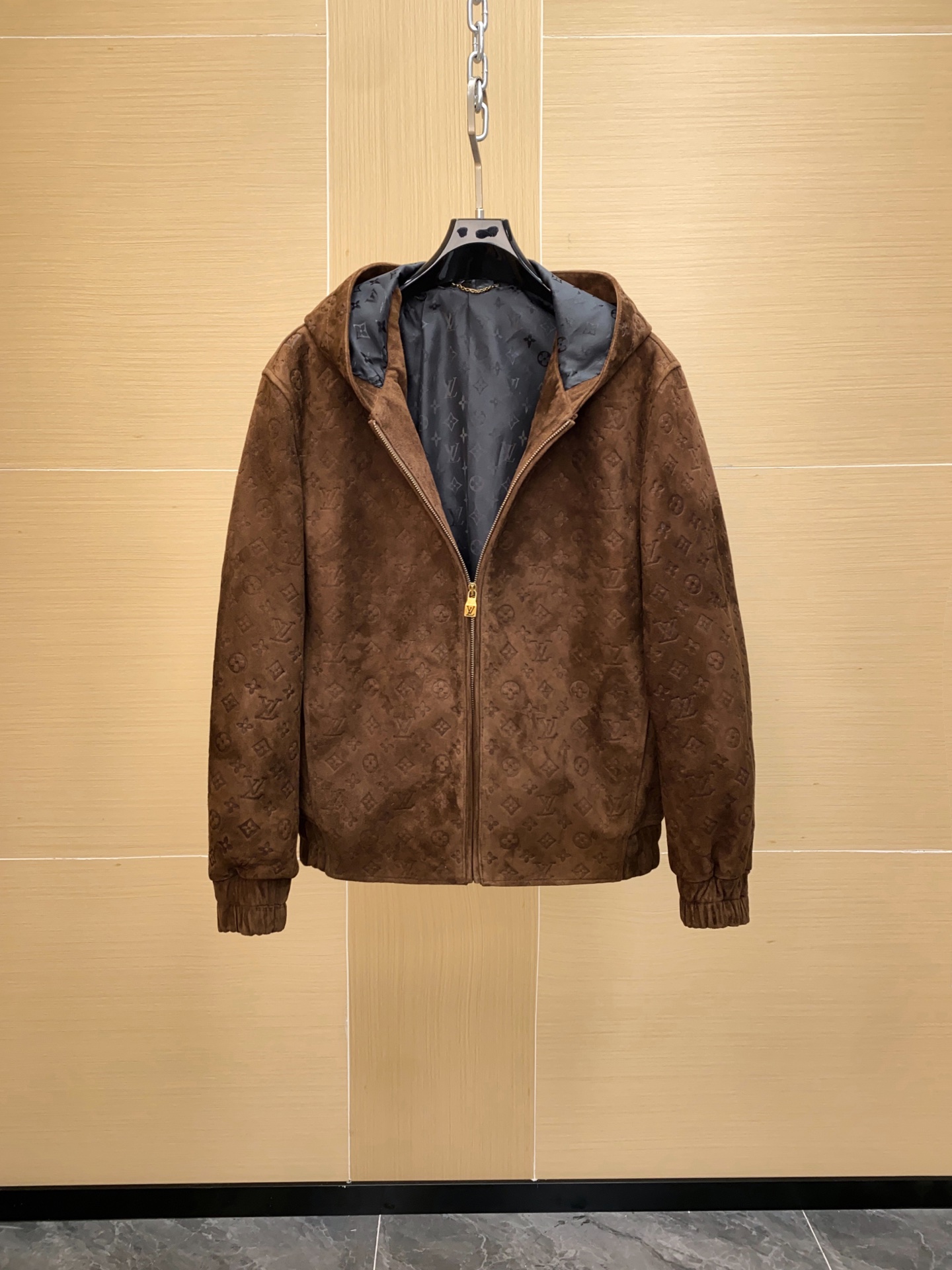 NO:741352,1V 2026 spring and summer men's series suede hooded jacket, made of coffee bean suede, feels silky and delicate, and super soft to the touch. Monogram embossed all over, low-key and recognizable, full of luxury. Hood + zipper design, casual and practical, lined with dark fabric, full of layering. Maillard color, super style for autumn and winter, easy to create advanced casual style. Sizes 48-56,, jackets & coats, chamois  leather,hats,Top Customize1198609091V 2026春夏男装系列麂皮连帽夹克,采用咖啡豆麂皮,手感丝滑细腻,触感超柔软.全身Monogram压纹,低调又有辨识度,奢华感满满.连帽+拉链设计,休闲又实用,内衬深色织物,层次感十足.美拉德色系,秋冬穿搭超有范,轻松打造高级休闲风.尺码48-56,,jackets & coats,chamois leather,hats,Top Customize1,Men's clothing