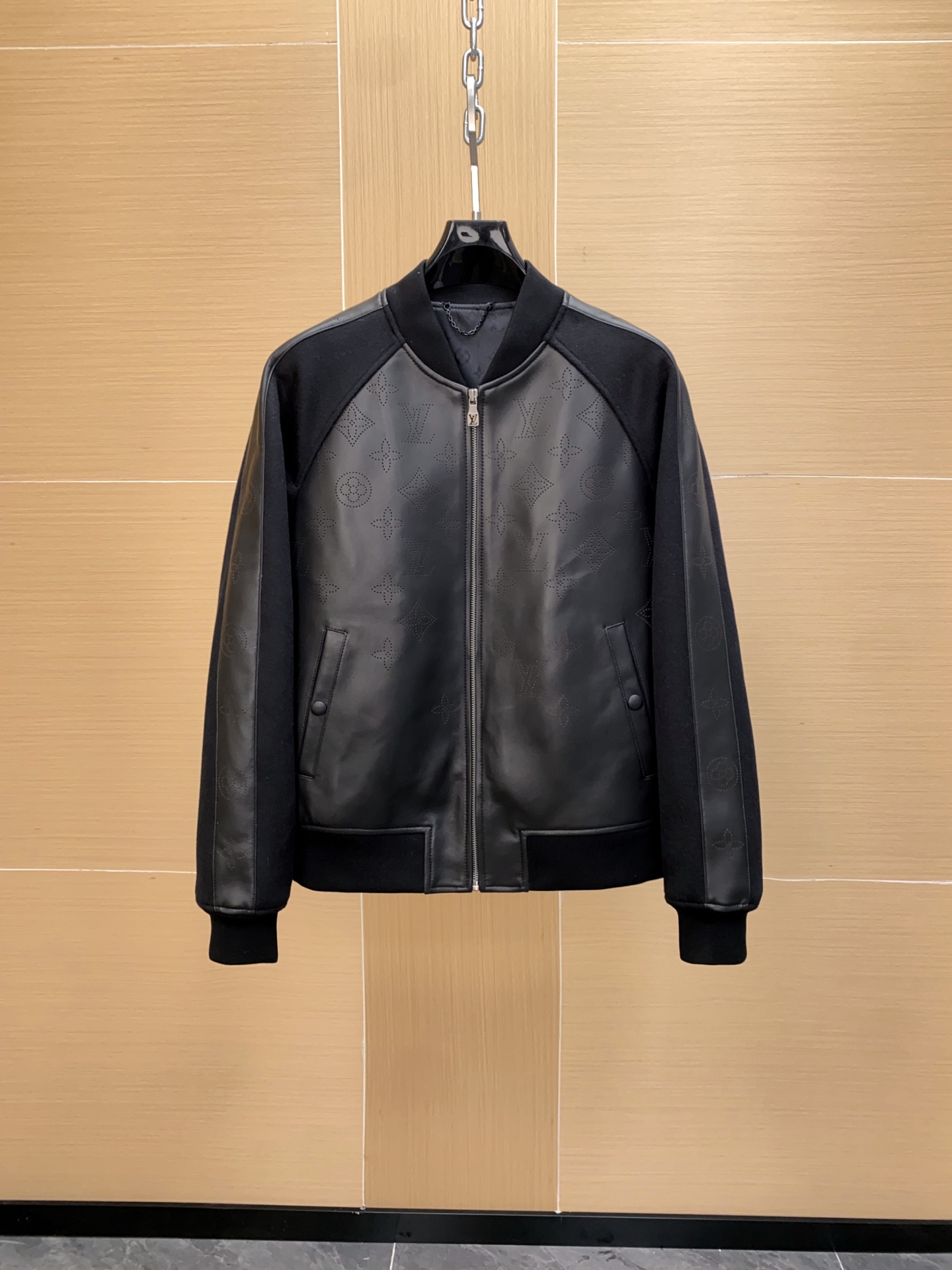 NO:741349,1V This dark leather baseball jacket, black leather + classic Monogram dark pattern, is low-key and recognizable. Baseball collar + zipper design, ribbed cuffs and hem, comfortable and warm to wear. The pockets on both sides are super practical. It goes well with shirts or turtlenecks in autumn and winter. It can easily switch between business or casual style, full of mature charm. Sizes 48-56,, jackets & coats, sweaters, shirts, Top Customize1198609091V 这款暗纹皮质棒球夹克,黑色皮革+经典Monogram暗纹,低调又有辨识度.棒球领+拉链设计,袖口和下摆罗纹收口,穿着舒适又保暖.两侧挖袋超实用,秋冬搭配衬衫或高领毛衣都很出彩,轻松切换商务or休闲风,成熟魅力满分 尺码48-56,,jackets & coats,sweaters,shirts,Top Customize1,Men's clothing