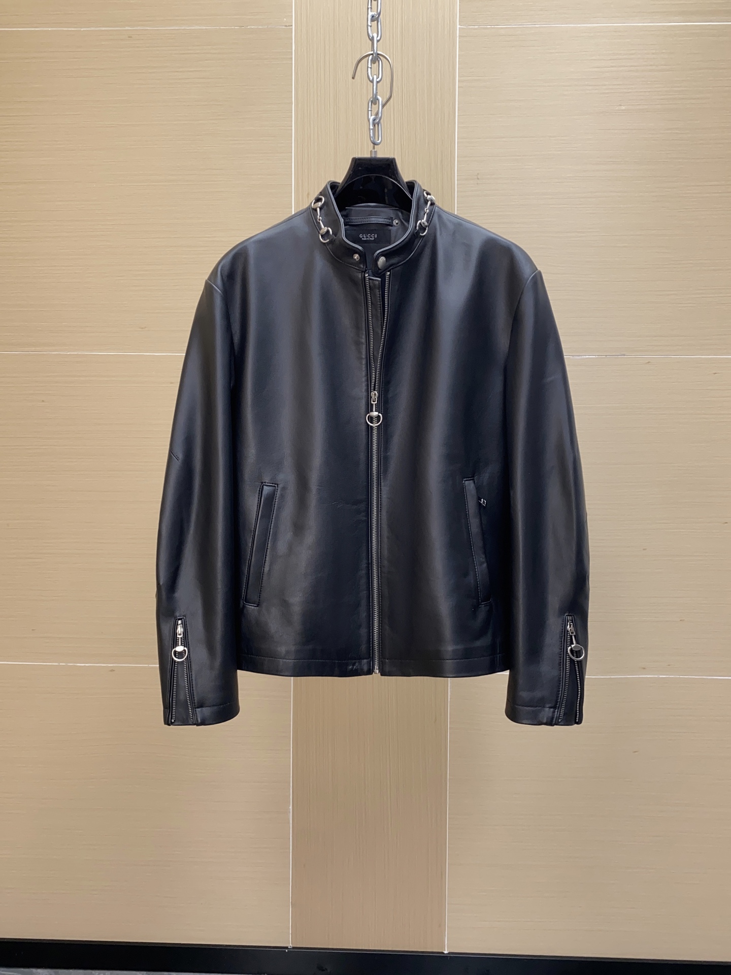 NO:773204,The Gucci La Famiglia series horsebit leather jacket is designed by Demna. It is made of Spanish first-layer cowhide with a raw uncoated texture, which is rough and delicate. It is lined with cupro, which is comfortable and breathable. The zipper is excella brand and has perfect details. The stand-up collar + horsebit embellishment combines retro motorcycle style with modern deconstruction, making it highly recognizable!  The version is slightly loose and has dropped shoulders, which can be easily used in daily or fashionable occasions. It is the same style as this season's celebrities and is very trendy.,,gucci,leather jacket,cowhide,Top Customize119860909Gucci La Famiglia系列马衔扣皮衣,由Demna操刀设计,采用西班牙头层牛皮,原生无涂质感,粗犷又细腻.内衬铜氨丝,舒适透气,拉链为excella品牌,细节满分.立领+马衔扣点缀,复古机车风与现代解构感融合,辨识度超高！版型微宽松落肩,日常或时尚场合都能轻松驾驭,是本季明星同款,潮流感爆棚.,,gucci,leather jacket,cowhide,Top Customize1,Men's clothing