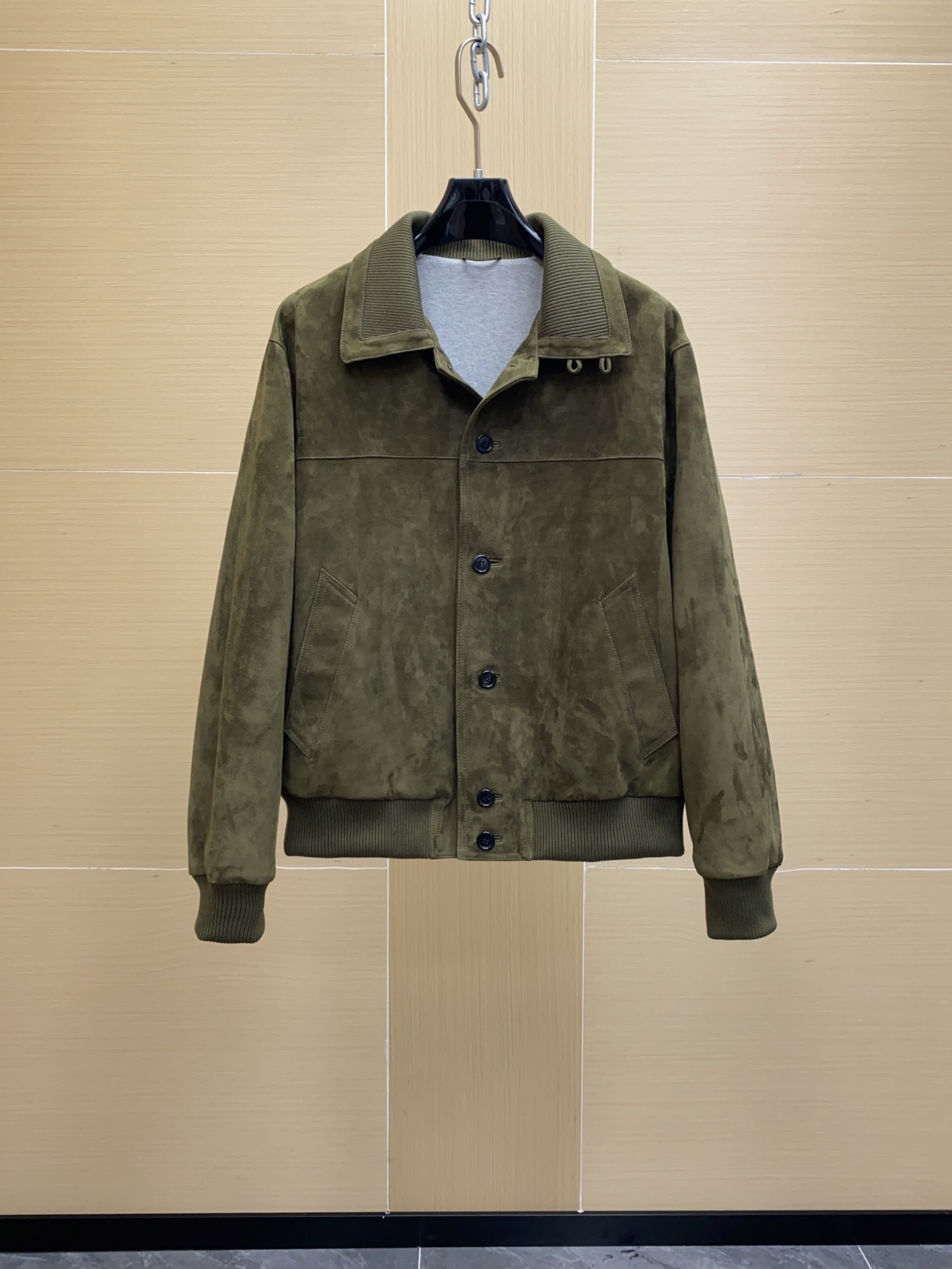 NO:773222,Loro Piana Maremma Suede Jacket Loro Piana 2026 Spring/Summer Maremma Suede Jacket is made of Portobello Suede calfskin, which feels soft and delicate, and the matte velvet feel is super textured. The collar, armpits, cuffs and hem are knitted with Wish wool, which is comfortable and flexible to wear. The Regular Fit version is low-key and retro, and can be easily used for daily or light business. It is a must-have high-end item for the autumn and winter wardrobe!  ,,loro piana,jackets & coats,cowhide,chamois leather,Top Customize119860909Loro Piana Maremma麂皮夹克 Loro Piana 2026春夏Maremma麂皮夹克,选用Portobello Suede小牛皮,手感柔软细腻,哑光绒感超有质感.领口、腋下、袖口和下摆用Wish羊毛针织,穿着舒适又灵活.Regular Fit版型,低调复古,日常或轻商务都能轻松驾驭,是秋冬衣橱必备的高级单品！,,loro piana,jackets & coats,cowhide,chamois leather,Top Customize1,Men's clothing