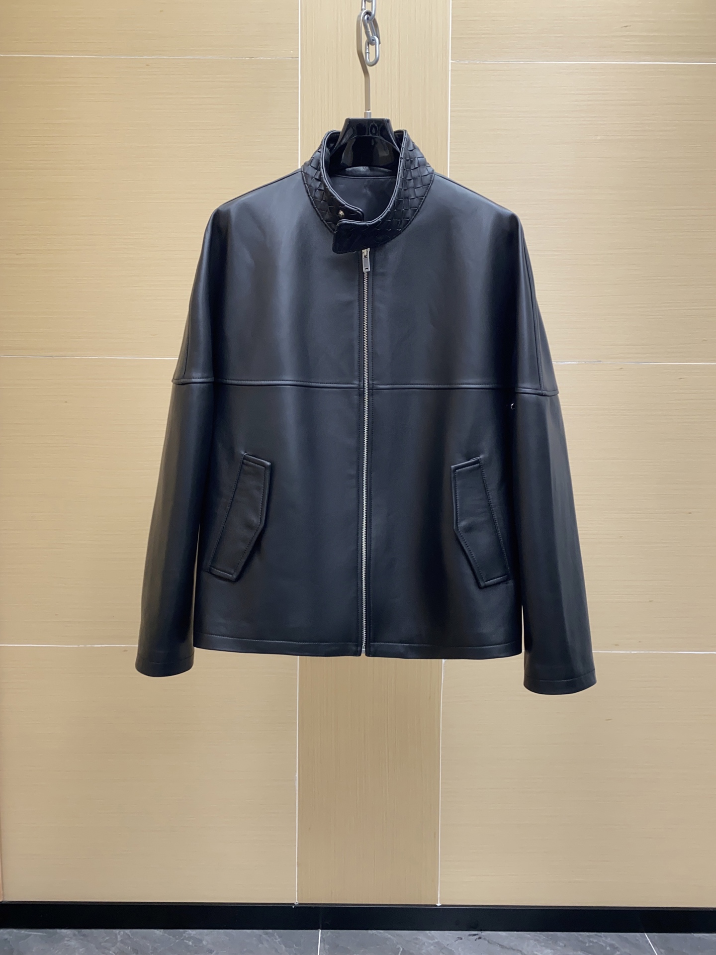 NO:773231,BV SS26 Men's Leather Jacket Bottega Veneta SS26 Men's Leather Jacket is made of Italian Nappa lambskin, which is soft, delicate and light, and is super comfortable to wear!  The stand-up collar + Intrecciato weaving details are low-key and recognizable. The Harrington jacket silhouette and hidden zipper design are practical and fashionable, and can be easily used on the street. Black matte texture, minimalist style, paired with a white T or sweater, you can easily get a sense of urban luxury!  ,,bottega veneta,bottega veneta,jackets & coats,leather jacket,sheepskin,Top Customize119860909BV SS26男士皮衣 Bottega Veneta SS26男士皮衣,选用意大利Nappa小羊皮,柔软细腻又轻盈,穿着超舒适！立领+Intrecciato编织细节,低调又有辨识度.哈灵顿夹克廓形,隐藏拉链设计,实用又时髦,通勤街头都能轻松驾驭.黑色哑光质感,极简风格,搭配白T或针织衫,轻松get都市高级感！,,bottega veneta,bottega veneta,jackets & coats,leather jacket,sheepskin,Top Customize1,Men's clothing