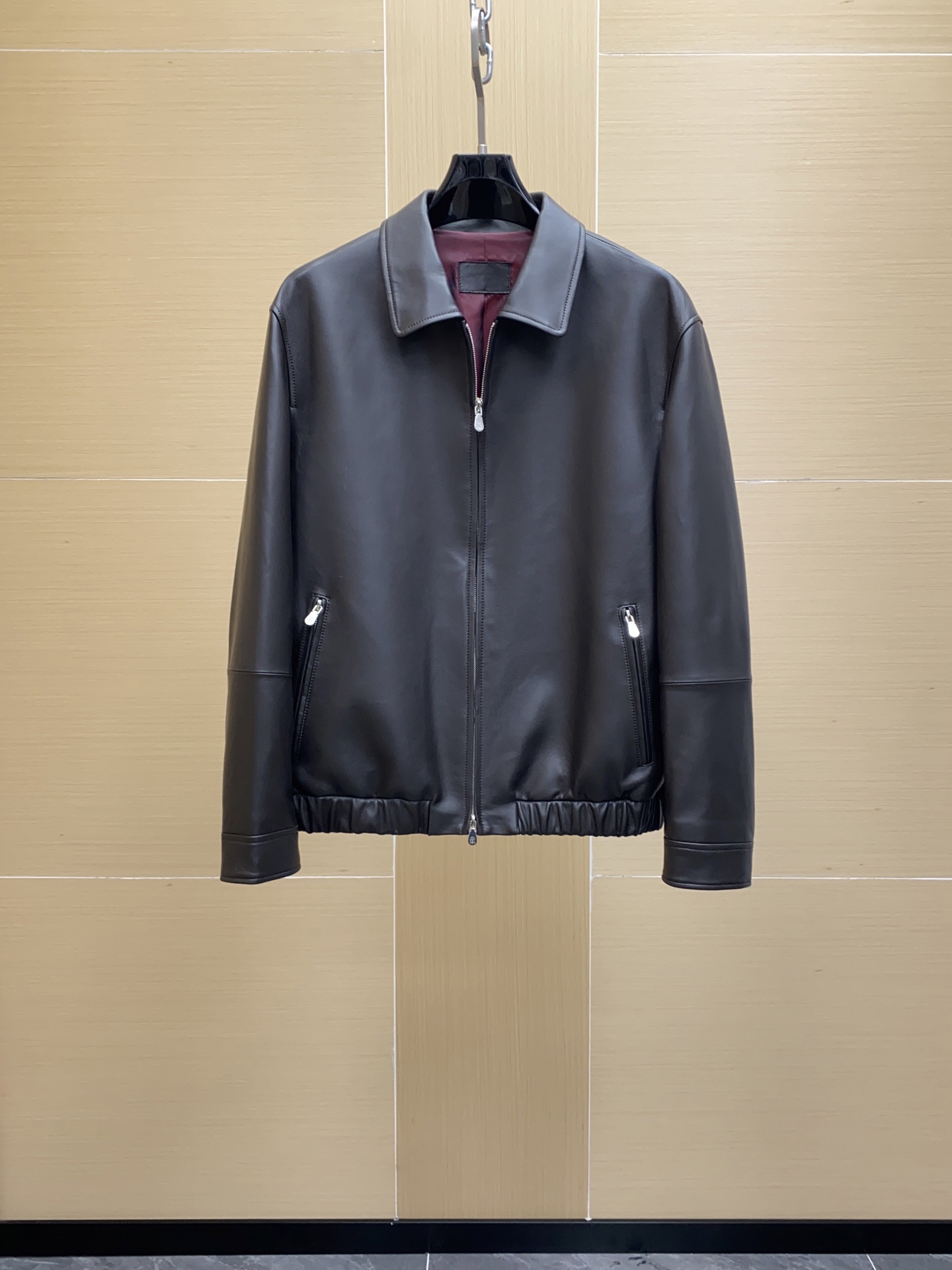 NO:773241,Brunello Cucinelli Men's Leather Jacket The Italian luxury brand Brunello Cucinelli's men's leather jacket is made of high-quality cowhide, which is soft and crisp, with perfect texture!  Dark brown tone + short lapel design, retro and practical, super stylish for autumn and winter wear. Zipper closure + pockets on both sides, easy to control for daily commuting or casual style. Low-key luxury, neat tailoring, both quality and fashion, it is a must-have item for men's wardrobe.,, brunello cucinelli,jackets & coats,cowhide,Top Customize119860909Brunello Cucinelli 男士皮夹克 意大利奢侈品牌Brunello Cucinelli的男士皮夹克,选用高品质牛皮,柔软又挺括,质感满分！深棕色调+翻领短款设计,复古又实用,秋冬穿搭超有型.拉链开合+两侧口袋,日常通勤或轻熟风都能轻松驾驭.低调奢华,剪裁利落,品质与时尚兼具,是男士衣橱必备单品.,,brunello cucinelli,jackets & coats,cowhide,Top Customize1,Men's clothing