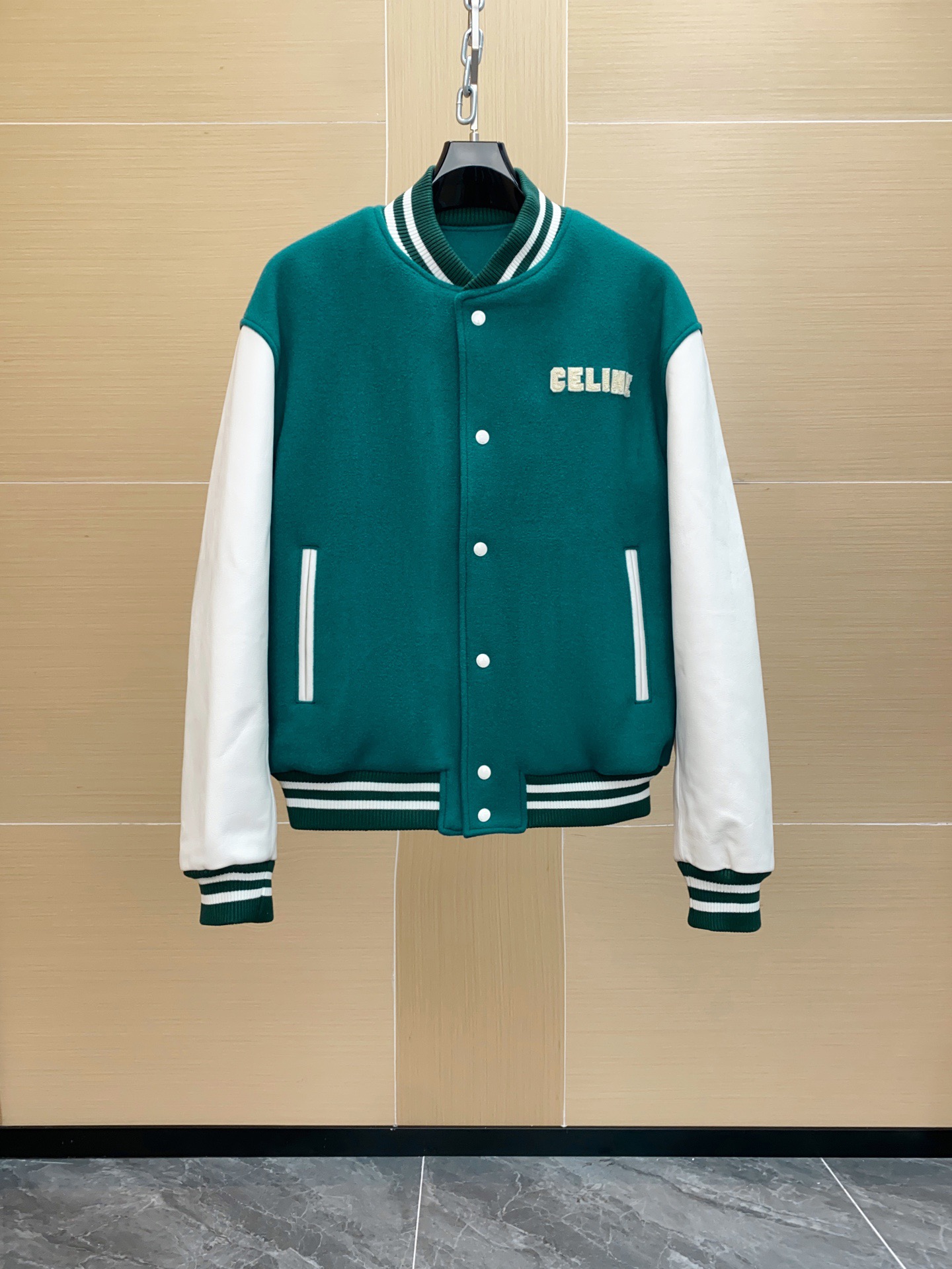 NO:773195,The new version of the classic cowhide baseball uniform jacket has been made. Just get it for identification. Buy the original version and develop the genuine product. You will know what the real thing is when you get it!  The goods are not made based on the pictures on the market. The main material is cow leather and the auxiliary material is wool. The original version is relatively slow to develop. It is an early bird version in the market. Many details are not noticeable. The focus is real cow leather. Heavy!  Heavy!  The raw material is genuine leather. The texture is 1:1. The upper body shows the original grade of tens of thousands. It is not PU imitation leather. You can weigh the weight of the whole dress in your hands. You can tell the real leather and fake leather at a glance. If you like it, just take it. Jackets & coats,cowhide,Top Customize119860909牛皮棒球服外套  新版经典的都做了 到手鉴定就好  原版购入 ,正品开发 你们拿到就知道什么叫真货！ 非市面看图做货 ,主料牛皮革 辅料大身羊毛结合,原版开发比较慢 市场早鸟版本 很多细节都入不了眼 重点真牛皮革 重磅！重！原物料真皮一分一毫1:1 纹理质感 上身展现大几万原版档次 ,非PU仿皮 整件衣服的份量感你们拿到手掂量 真皮假皮实物一看便知 、喜欢的直接拿,,jackets & coats,cowhide,Top Customize1,Men's clothing