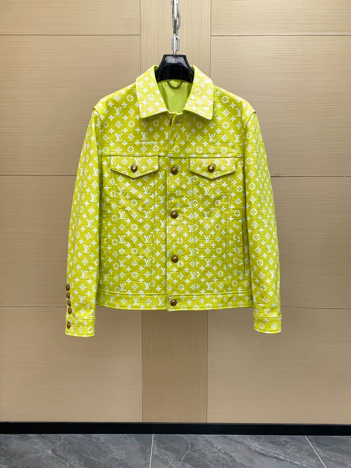 NO:773208,1V This lemon yellow work leather jacket is jointly designed by Pharrell Williams and Nigo. It has the classic Monogram presbyopic + lemon yellow color scheme, which is super eye-catching!  'LV' and 'The Sun is ShiNing On Us' on the back are embroidered with fonts, full of street feel. High-quality cowhide + exquisite tailoring! The perfect fusion of high-end and street culture! Sizes 48-56,,louis vuitton,jackets & coats,leather jacket,cowhide,Top Customize1198609091V 这款柠檬黄工装皮衣外套由Pharrell Williams和Nigo联手设计,经典的Monogram老花+柠檬黄配色,超吸睛！背部“LV”和“The Sun is ShiNing On Us 字体贴皮绣花工艺 街头感满满 高品质牛皮+精致剪裁！高定与街头文化的完美融合！尺码48-56,,louis vuitton,jackets & coats,leather jacket,cowhide,Top Customize1,Men's clothing