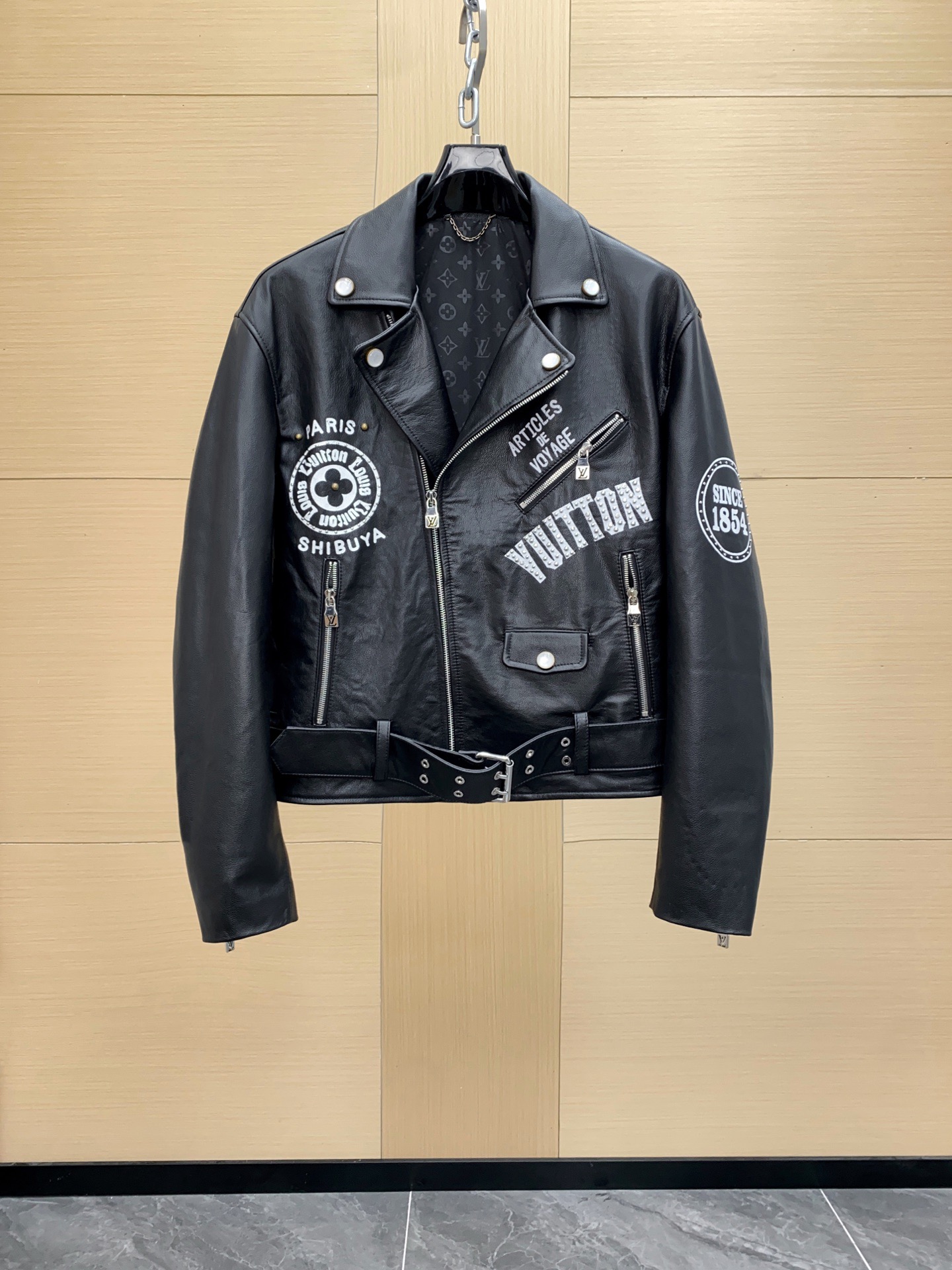 NO:773213,1V 2025 Autumn and Winter cowhide motorcycle leather jacket is jointly designed by Pharrell Williams and Nigo. It has black imported cowhide + classic motorcycle tailoring. The silver zipper with rivet technology is super stylish. The 'VUITTON' print on the chest and rivets, 'PARIS SHIBUYA' on the cuffs and other details are full of brand and cultural integration. The inner lining is Monogarm dark pattern, low-key luxury!  Size 46-56,,jackets & coats,cowhide,Top Customize1198609091V 2025 秋冬牛皮机车皮夹克由Pharrell Williams和Nigo联合设计,黑色进口牛皮+经典机车剪裁,银色拉链搭配铆钉工艺超有型.胸前“VUITTON”印花加铆钉 袖口“PARIS SHIBUYA”等细节,满满品牌与文化融合感,内衬Monogarm暗纹,低调奢华！尺码46-56,,jackets & coats,cowhide,Top Customize1,Men's clothing