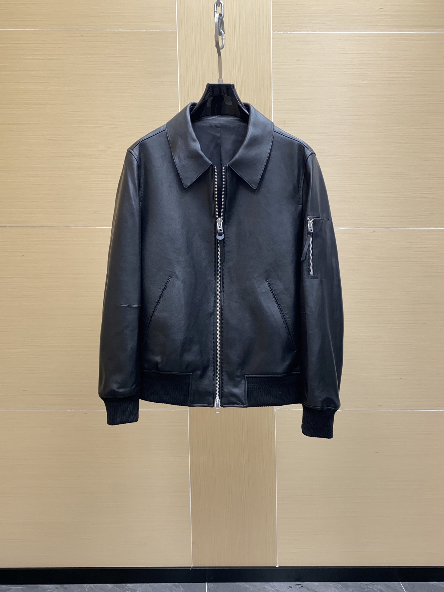 NO:773232,TOM FORD Black Nappa Leather Jacket TOM FORD's black Nappa leather jacket is made of high-quality Nappa leather, with a delicate feel and perfect luster. Classic lapel + zipper design, adjustable cuffs and waist, comfortable and practical to wear. Silhouette tailoring, genderless style, easy to match with shirts, trousers or casual pants. It can be easily used for commuting, parties and formal occasions. It is a versatile artifact in the wardrobe!  ,,tom ford,shirts,leather jacket,Top Customize119860909TOM FORD 黑色纳帕皮皮衣 TOM FORD这款黑色纳帕皮皮衣,选用优质纳帕皮革,手感细腻,光泽感满分.经典翻领+拉链设计,袖口和腰部可调节,穿着舒适又实用.廓形剪裁,无性别风格,轻松搭配衬衫、西裤或休闲裤,通勤、聚会、正式场合都能轻松驾驭,是衣橱里的百搭神器！,,tom ford,shirts,leather jacket,Top Customize1,Men's clothing
