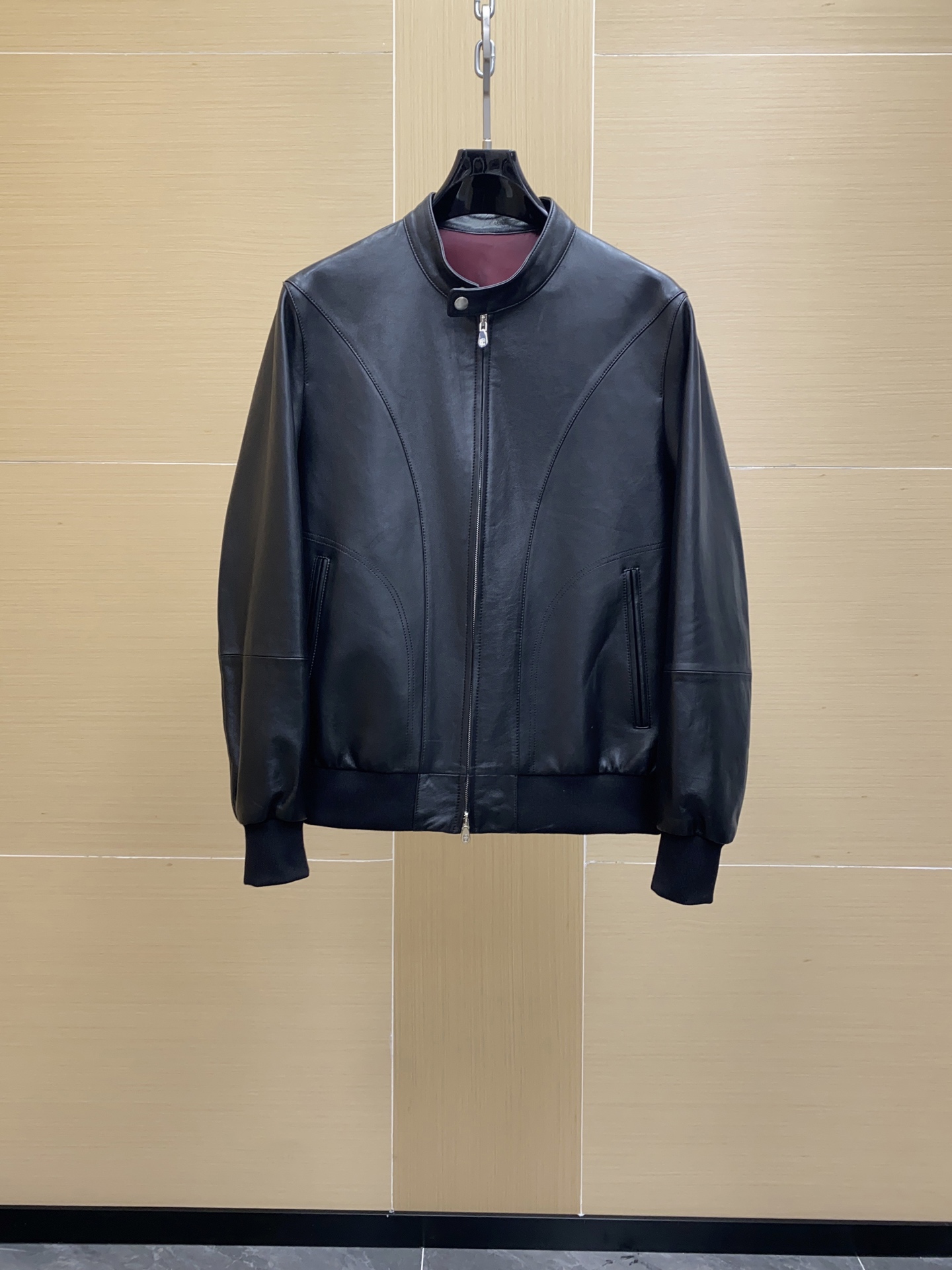 NO:773223,Brunello Cucinelli black leather jacket This Brunello Cucinelli black leather jacket is made of high-quality nappa lambskin, which is soft and delicate to the touch and full of natural luster. Blouson version, precise proportion of shoulder line and body, comfortable to wear and silhouette. Zipper closure + symmetrical pockets, practical and simple, low-key luxury style, can be easily managed for daily commuting or leisure, and looks great with jeans or woolen pants.,, brunello cucinelli,jeans,jackets & coats,leather  jacket,sheepskin,Top Customize119860909Brunello Cucinelli 黑色皮衣夹克 这款Brunello Cucinelli黑色皮衣夹克采用高品质nappa小羊皮,触感柔软细腻,自然光泽感满满.Blouson版型,肩线和衣身比例精准,穿着舒适又显轮廓.拉链开合+对称口袋,实用又简约,低调奢华风格,日常通勤或休闲都能轻松驾驭,搭配牛仔裤或羊毛裤都很出彩.,,brunello cucinelli,jeans,jackets & coats,leather jacket,sheepskin,Top Customize1,Men's clothing
