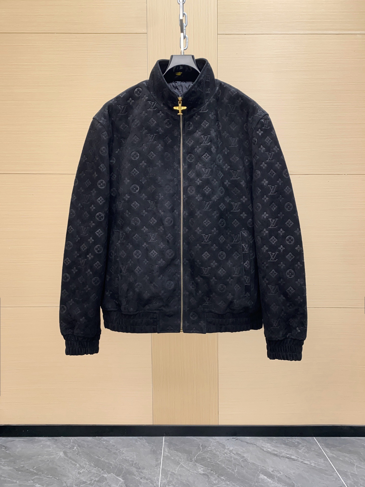 NO:773214,1V SS 25 new autumn and winter new sheepskin Harrington zipper jacket, using suede sheepskin suede technology, whole body Monogram embossed design, great texture, zipper + high collar stand collar design!  The Plexy zipper puller is highly recognizable, and the cuffs and hem are elastically closed, making it comfortable and warm to wear!  Size 48-56,,jackets & coats,sheepskin,chamois leather,Top Customize1198609091V SS 25秋冬新品上新羊皮哈灵顿拉链夹克,采用绒面羊皮麂皮工艺,整身Monogram压纹设计,质感超赞,拉链+高领立领设计！Plexy拉链头极具辨识度,袖口跟下摆弹性收口,穿着舒适又保暖！尺码48-56,,jackets & coats,sheepskin,chamois leather,Top Customize1,Men's clothing