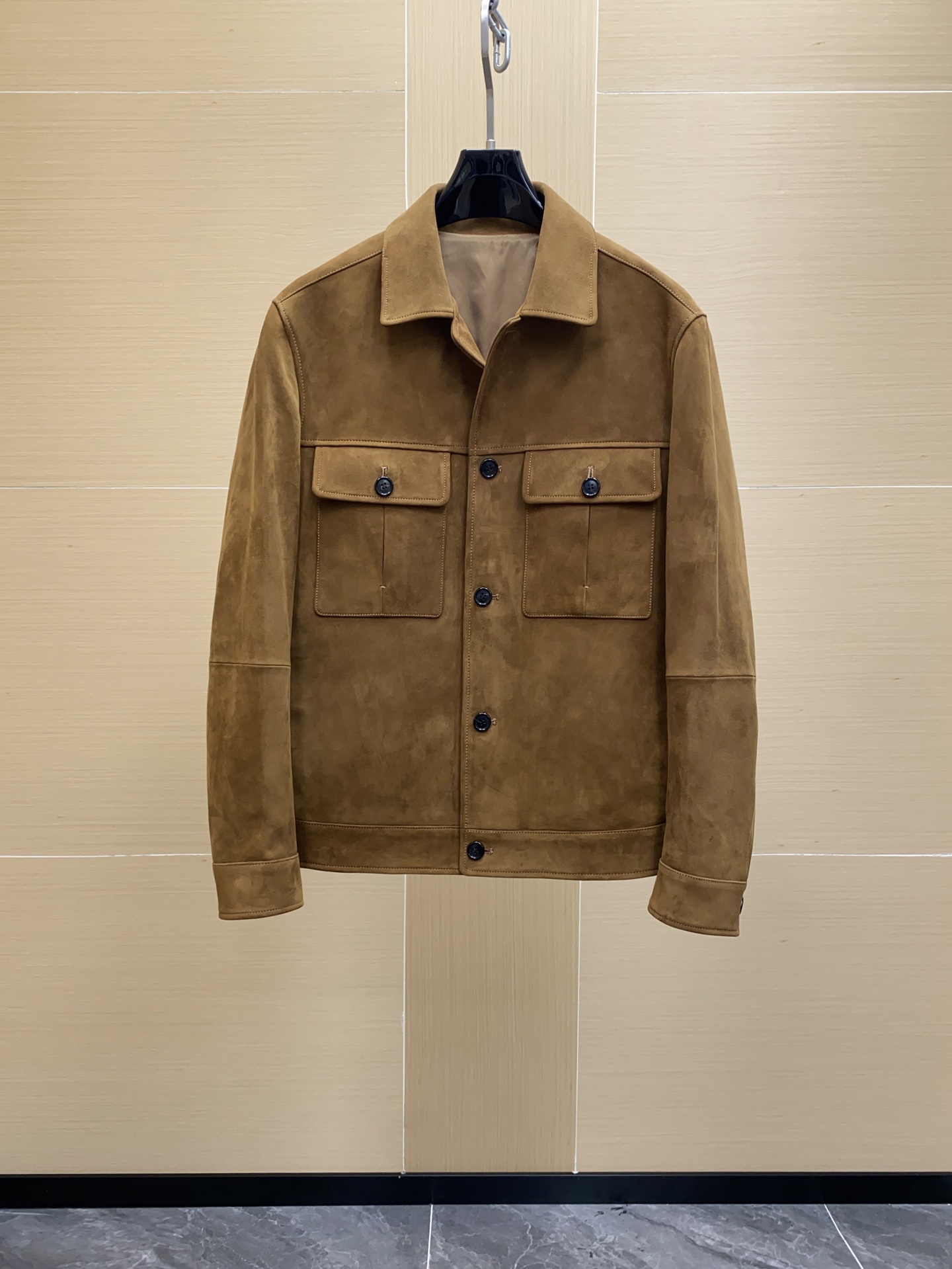 NO:773272,ZEGNA Suede Lapel Jacket ZEGNA's suede jacket has low saturation, retro and high-end. The lapel + symmetrical pocket design is practical and stylish, and black buttons are embellished with details. The fabric is soft and close to the skin, super comfortable to wear in spring and autumn, warm and breathable. It is neatly cut and has a gentlemanly style. It can be easily used for commuting and leisure. It goes well with shirts or T-shirts, and can easily create an elegant and casual style.,,jackets &  coats,shirts,tees,t-shirt,chamois leather,Top Customize119860909ZEGNA麂皮绒翻领夹克 ZEGNA这款麂皮绒夹克,低饱和度,复古又高级.翻领+对称口袋设计,实用又有型,黑色纽扣点缀细节感.面料柔软贴肤,春秋穿超舒服,保暖又透气.剪裁利落,绅士风满满,通勤休闲都能轻松驾驭,搭配衬衫或T恤都很出彩,轻松打造优雅随性穿搭风格.,,jackets & coats,shirts,tees，t-shirt,chamois leather,Top Customize1,Men's clothing