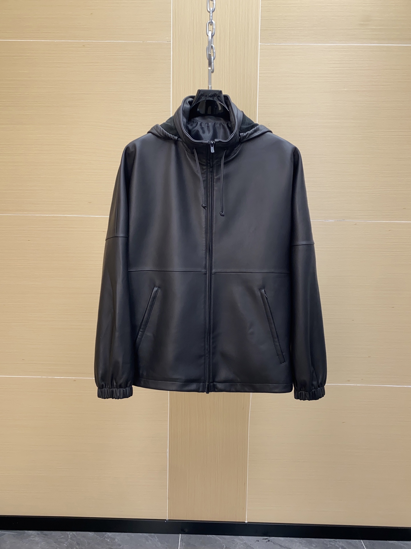 NO:773267,The Row Hooded Leather Jacket The Row's hooded leather jacket is made of British goat leather, which is soft and durable. The black luster is super high-end. It has a loose silhouette + hooded design, zipper closure, simple and stylish, and is super warm in autumn and winter!  The minimalist style can be easily worn on commuting and on the street. Pair it with dark trousers or boots to achieve a cool temperament ~ The Row is low-key and luxurious, with a perfect sense of quality. It is a popular item in the high-end fashion circle!  ,,boots,leather jacket,sheepskin,hats,Top Customize119860909The Row连帽皮衣 The Row这款连帽皮衣,采用英产山羊皮,柔软又耐用,黑色光泽感超高级.宽松廓形+连帽设计,拉链开合,简约又有型,秋冬穿超保暖！极简风格,通勤、街头都能轻松驾驭,搭配深色裤装或靴子,酷飒气质拿捏住～The Row低调奢华,品质感满分,是高端时尚圈的热门单品！,,boots,leather jacket,sheepskin,hats,Top Customize1,Men's clothing