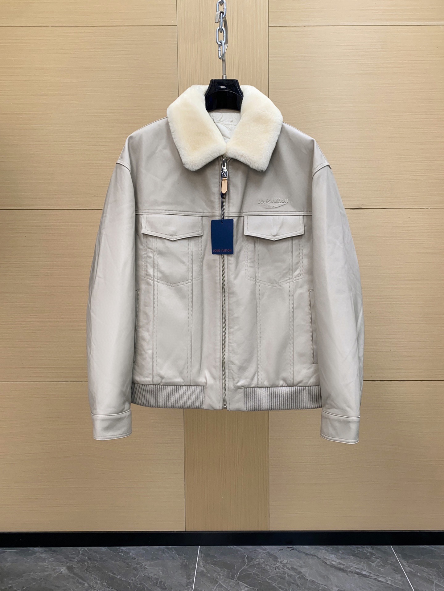NO:773224,LV/Louis FW24 new Ski series wool lapel zipper sheepskin jacket. It is made of customized sheepskin. The fabric customization took 1 month. It has a detachable fur collar and a leather logo logo on the back collar. It can be matched with bottoms of the same season to create a fashionable look and control various occasions. Customized accessories. Complete with three standards. Same style for men and women!  Size 48-56,,louis vuitton,louis vuitton,jackets & coats,jackets & coats,sheepskin,Top Customize119860909LV/路易 FW24新款 Ski滑雪系列羊毛翻领拉链羊皮夹克外套 采用定制羊皮 面料定制耗时1个月之久,可拆卸毛领,后领徽标皮标点缀,能与同季下装搭配营造时尚造型,驾驭各种场合,定制辅料,三标齐全,男女同款！ 尺码48-56,,louis vuitton,louis vuitton,jackets & coats,jackets & coats,sheepskin,Top Customize1,Men's clothing