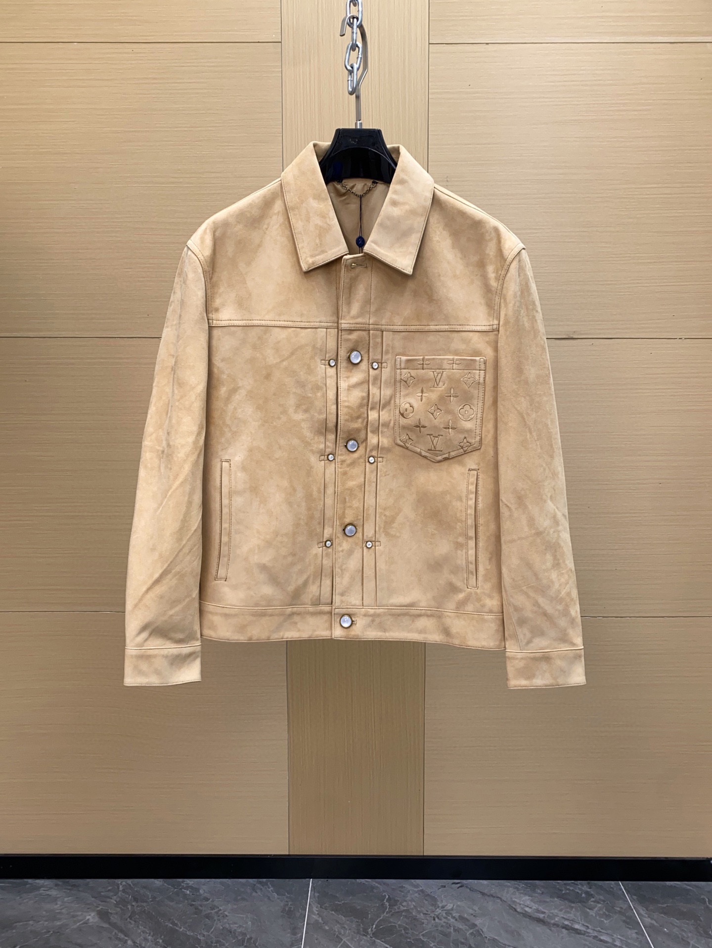 NO:773233,1V 2025 Coat Embossed Pocket Blue Suede Calfskin Jacket Made from suede calfskin, this jacket is an elegant reinterpretation of the classic Type II silhouette. Designed in blue tones, this exclusive piece features an embossed Monogram pattern on the breast pocket and L.Vuitton branding detail on the back. Pearl-effect buttons and rivets add the perfect dandy touch to the garment. Sizes 48-56,,jackets & coats,jackets &  coats,cowhide,Top Customize1198609091V 2025款外套压花口袋蓝色绒面革小牛皮夹克 这款夹克采用绒面革小牛皮制成,优雅地重新诠释了经典的 Type II款式.这款独家单品采用蓝色调设计,胸袋饰有压花 Monogram 图案,背面饰以 L.Vuitton 品牌标志细节.珍珠效果的纽扣和铆钉为服装增添了完美的花花公子风格.尺码48-56,,jackets & coats,jackets & coats,cowhide,Top Customize1,Men's clothing