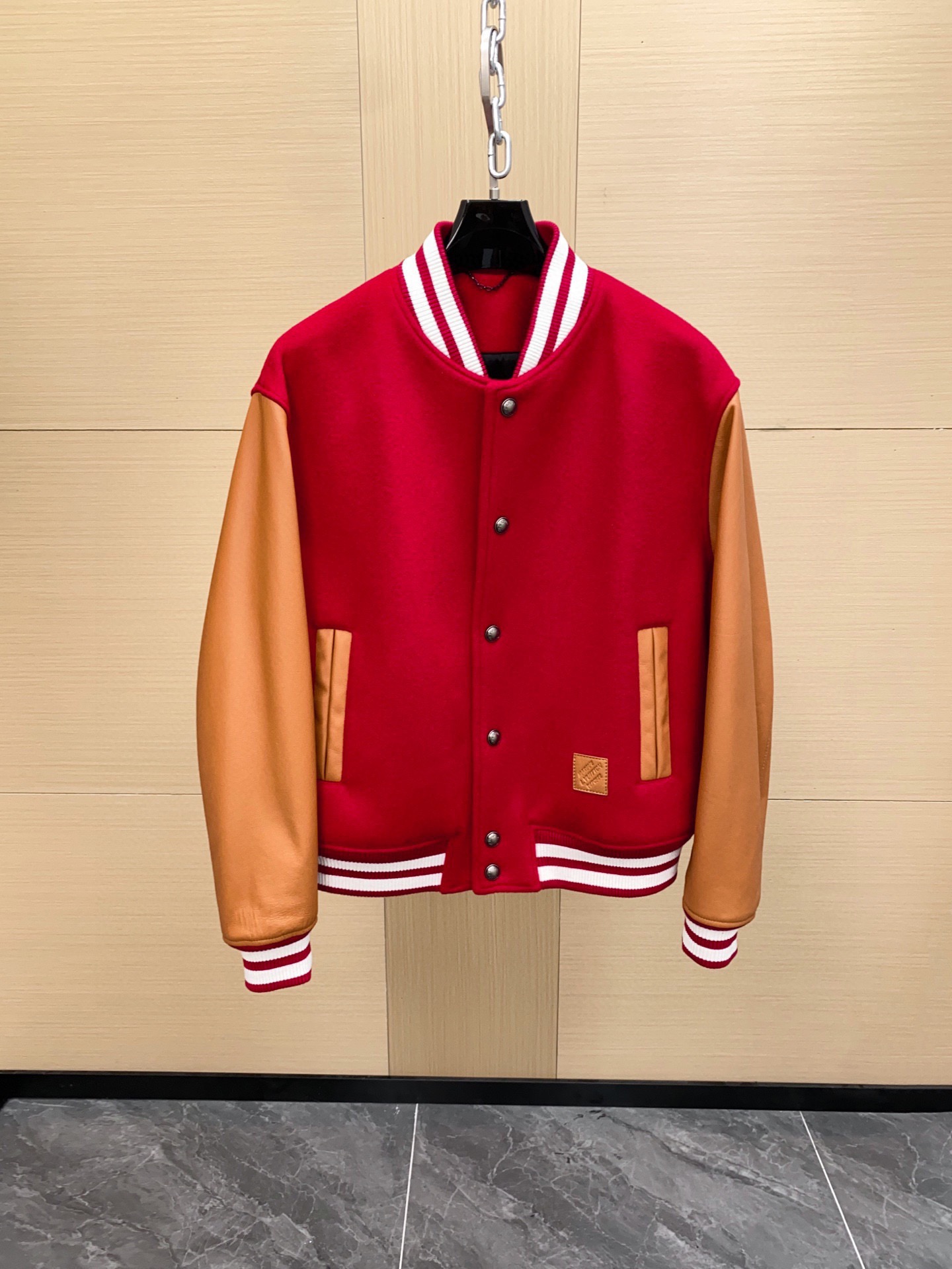 NO:773238,Ready for sale!  1V Nigo25 Collaboration Jacket Soft Wool Split Leather Snap-On Baseball Jacket The Varsity jacket was unveiled at the Fall/Winter 2025 fashion show. Made from soft wool in bold red, this elegant jacket features calfskin sleeves reminiscent of the signature natural cowhide of traditional Louis Vuitton luggage. Signature all-over Monogram pattern on the lining and Marque L. Vuitton deposee on the front  Iconic appliqués complete the exclusive pieces available in sizes 48-56,,louis vuitton,jackets & coats,jackets & coats,cowhide,Top Customize119860909现货发售！1V Nigo25联名款外套柔软羊毛拼皮按扣棒球服夹克 Varsity 夹克在2025秋冬时装秀上亮相.这款优雅的外套采用柔软的羊毛制成,带有大胆的红色,其小牛皮袖子让人联想到传统路易威登行李箱的标志性天然牛皮.衬里上标志性的通体Monogram 图案和正 面的 Marque L. Vuitton deposee 标志性贴花完善了独家作品尺码48-56,,louis vuitton,jackets & coats,jackets & coats,cowhide,Top Customize1,Men's clothing