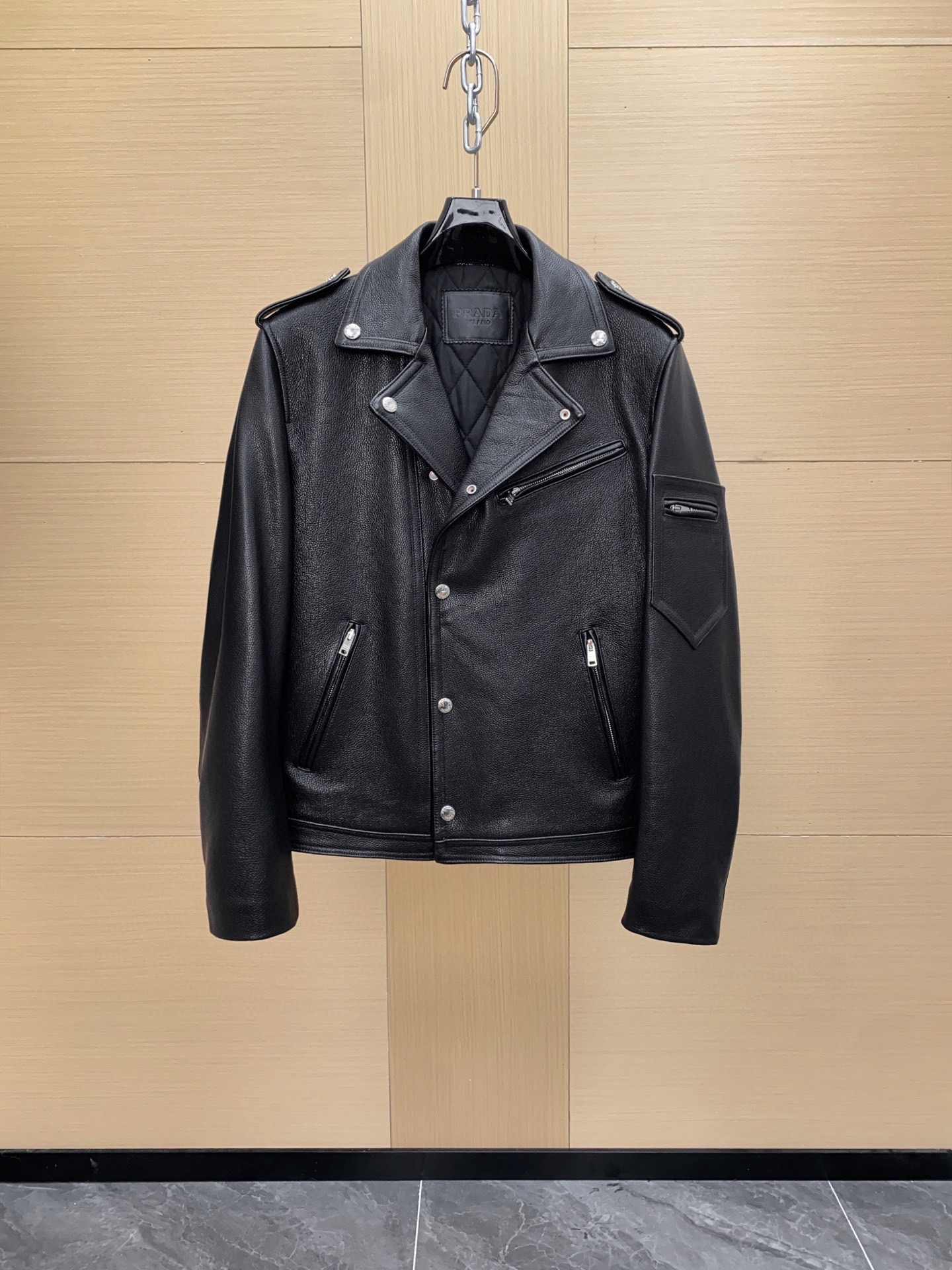 NO:773249,Prada black motorcycle leather jacket is made of high-quality leather, soft and durable, simple and neat motorcycle style design, metal zipper + lapel + epaulette, full of details. It is slim fit, suitable for a variety of body types, and looks very stylish with a white T or shirt. It can be easily worn in daily or formal occasions. With Prada's classic craftsmanship and fashionable design, this leather jacket can really be worn for a long time and is a must-have and versatile item in the wardrobe!  Size 48-56,,prada,jackets & coats,shirts,Top Customize119860909Prada黑色机车皮夹克,选用高品质皮革,质感柔软又耐用,简约利落的机车风设计,金属拉链+翻领+肩章,细节满分.剪裁修身,适合多种身材,搭配白T或衬衫都很有型,日常或正式场合都能轻松驾驭.Prada经典工艺+时尚设计,这件皮夹克真的可以穿很久,是衣橱必备百搭单品！尺码48-56,,prada,jackets & coats,shirts,Top Customize1,Men's clothing