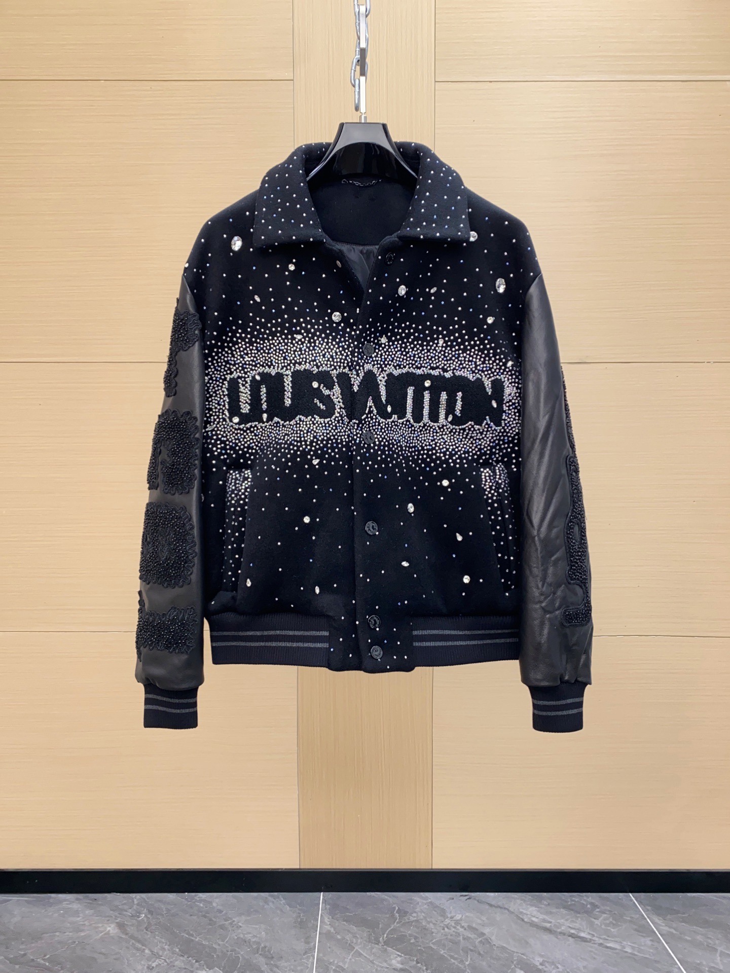 NO:773257,LV’s new full-diamond baseball jersey is highly recommended and super difficult to make. The output is very low. Order first and get it first. Heavy-duty full-diamond style. Haute couture series. This style is made of very sophisticated materials. Taking into account that diamonds may affect the comfort, this style is made of sheep wool fabric, which is softer than ordinary wool fabrics. The comfort index is five stars. The sleeves are Italian calfskin, soft and straight. It is not comparable to ordinary sheepskin. It is not hard even with hand-made bead embroidery. It is very easy to wear. No matter what occasion you wear it, he will definitely be the most shining boy.  Size; 48-56,,louis vuitton,cowhide,sheepskin,Top Customize119860909LV 新品满钻棒球服 重磅推荐超级难做的一款 产量极低 先订先拿到货 重工满钻款 高定系列 此款用料十分考究 考虑到有钻怕影响舒适度 此款身上为绵羊毛面料 比普通羊毛面料更加柔软 舒适度指数五颗星 袖子为意大利胎牛皮 柔软又笔挺 非普通羊皮可比 即使加上手工珠绣也不硬 非常好穿 不管任何场合穿上他一定是最闪亮的仔 尺码；48-56,,louis vuitton,cowhide,sheepskin,Top Customize1,Men's clothing