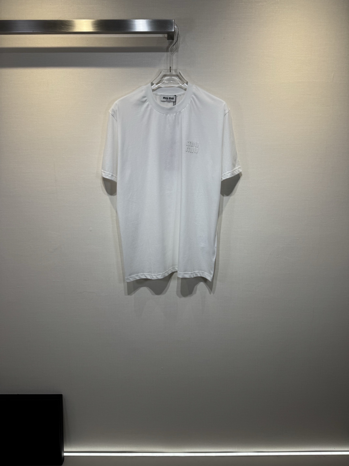 Miumiu Camiseta de manga corta con parche en el pecho. Confeccionada con tejido de punto de algodón peinado de 160 g, d…