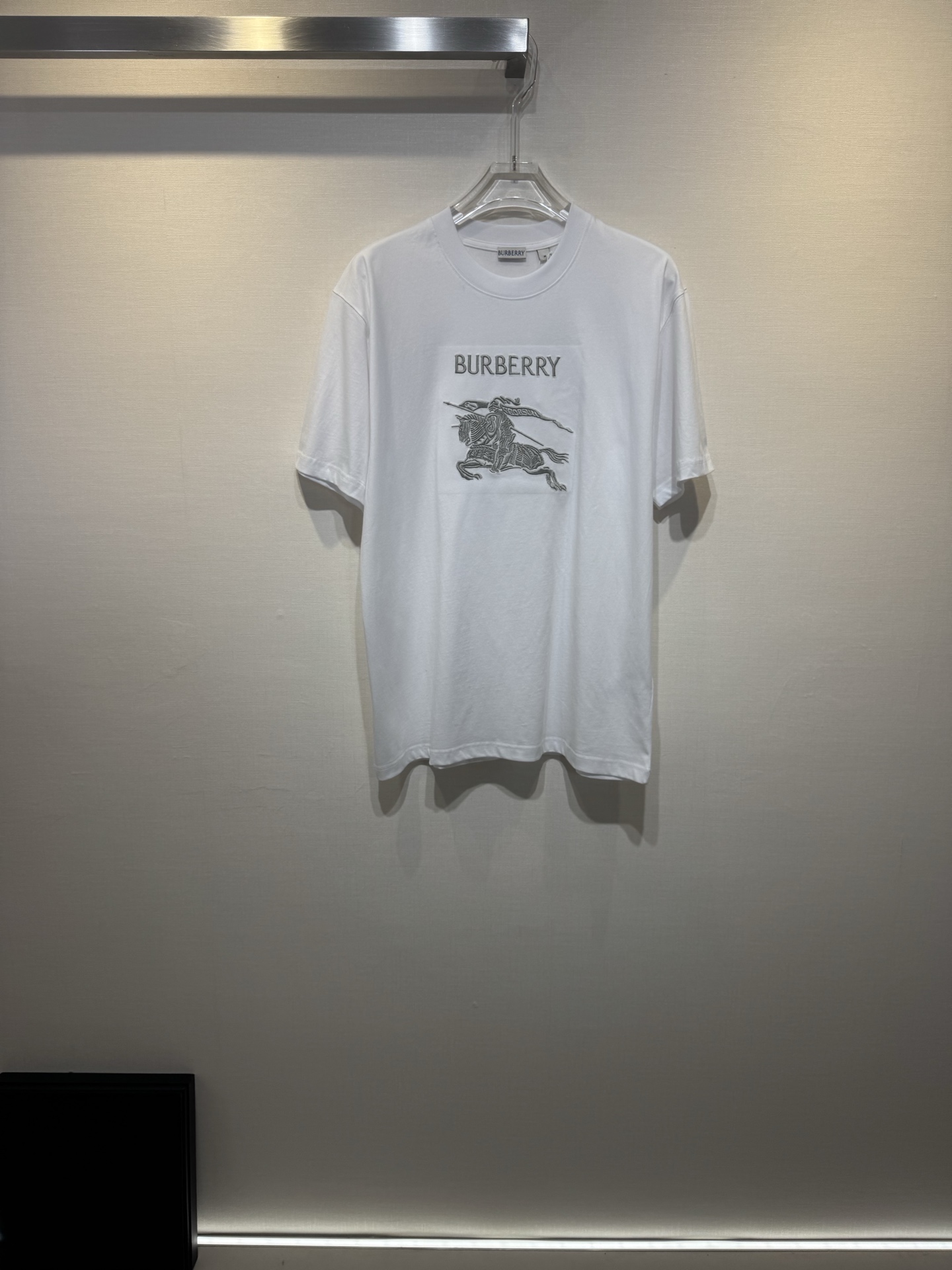 La nueva camiseta de manga corta de algodón War Horse de Burberry está confeccionada con un tejido liso de algodón fino…