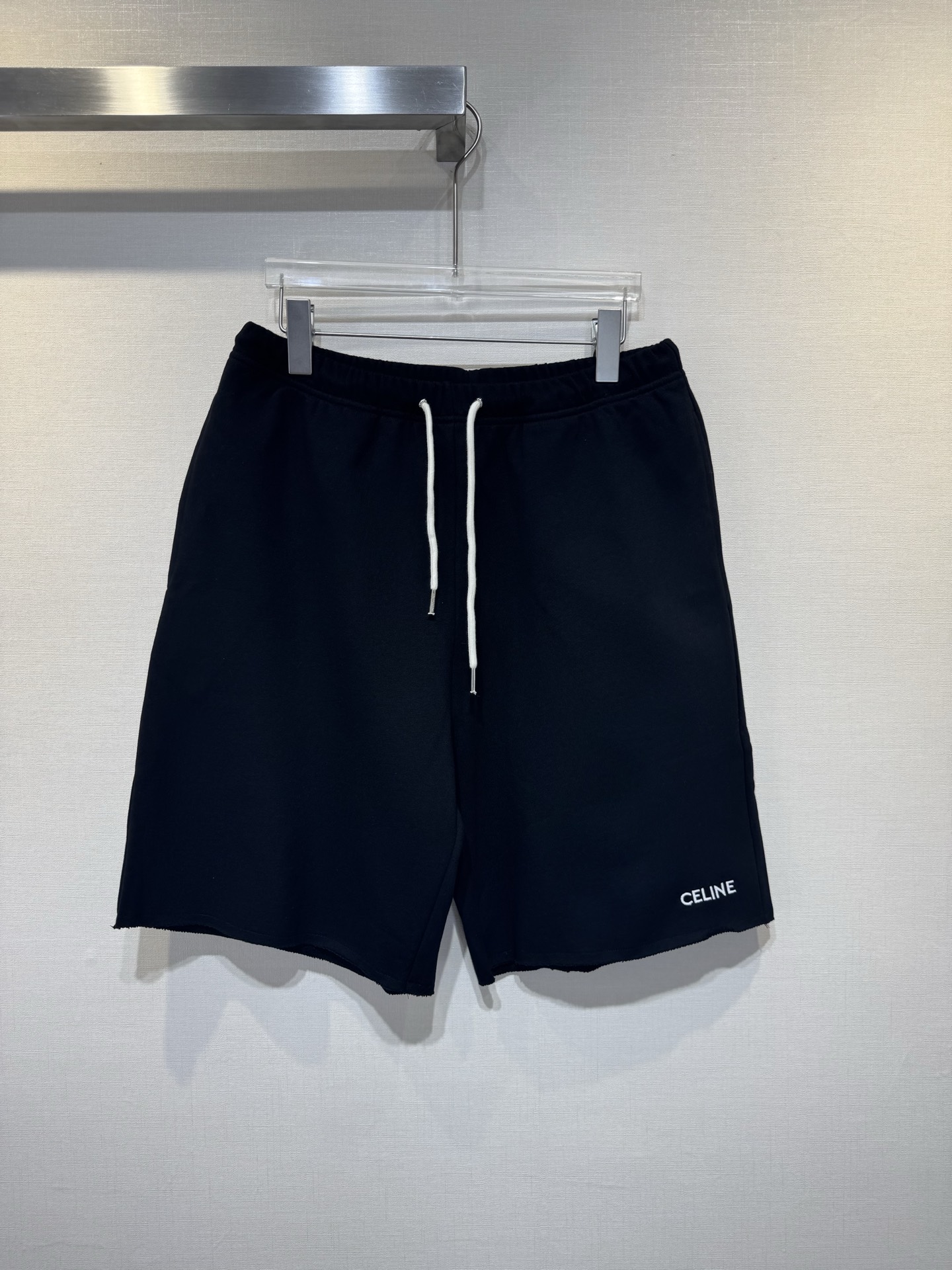 Celine/Céline Pantalones cortos básicos con bordado. Sobre la tela: algodón puro de alta calidad, peso de 380g/m² (medi…