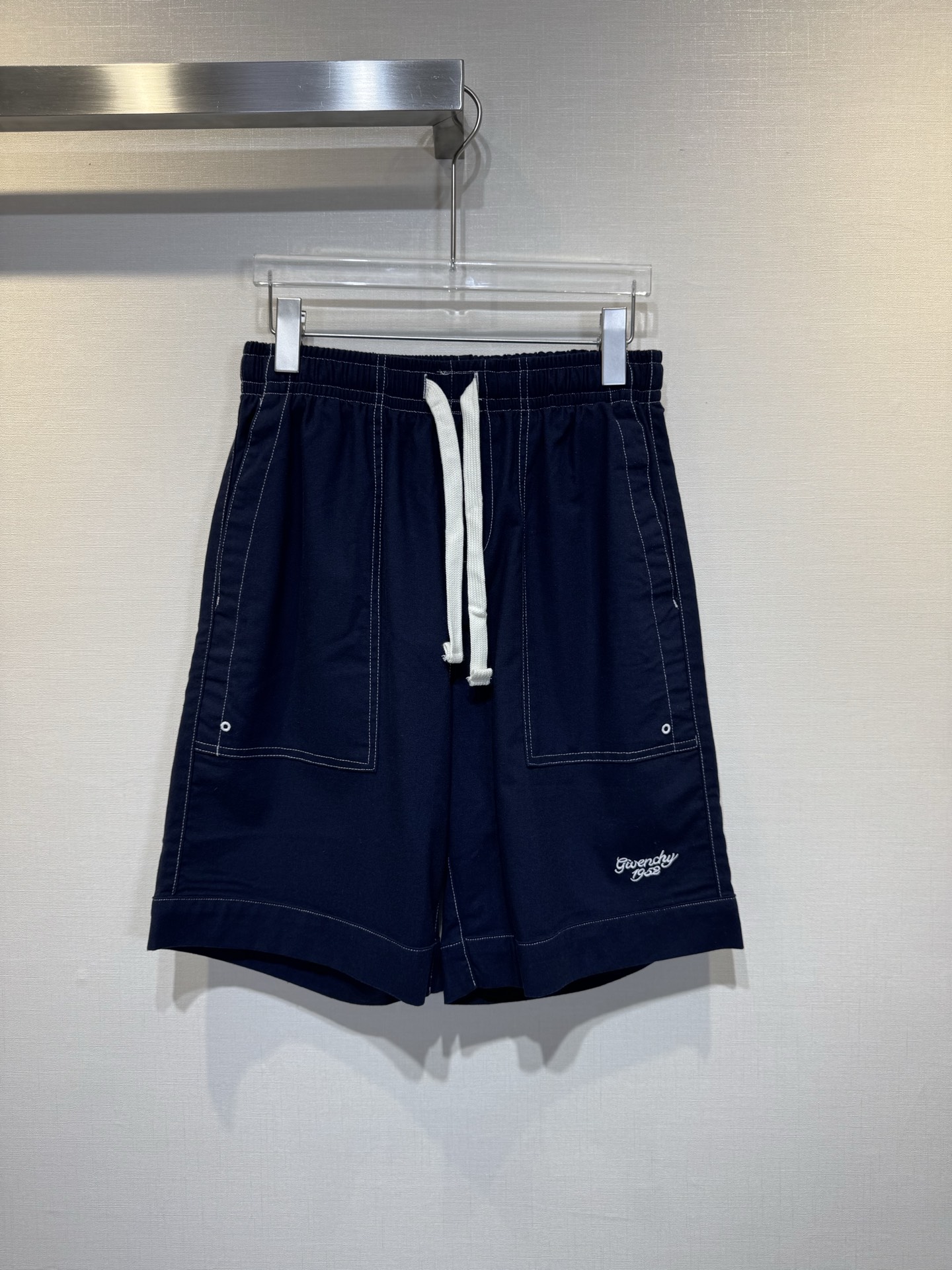 Shorts bordados de denim de lino de Givenchy. La tela está hecha a medida. El tejido transpirable de lino es transpirab…