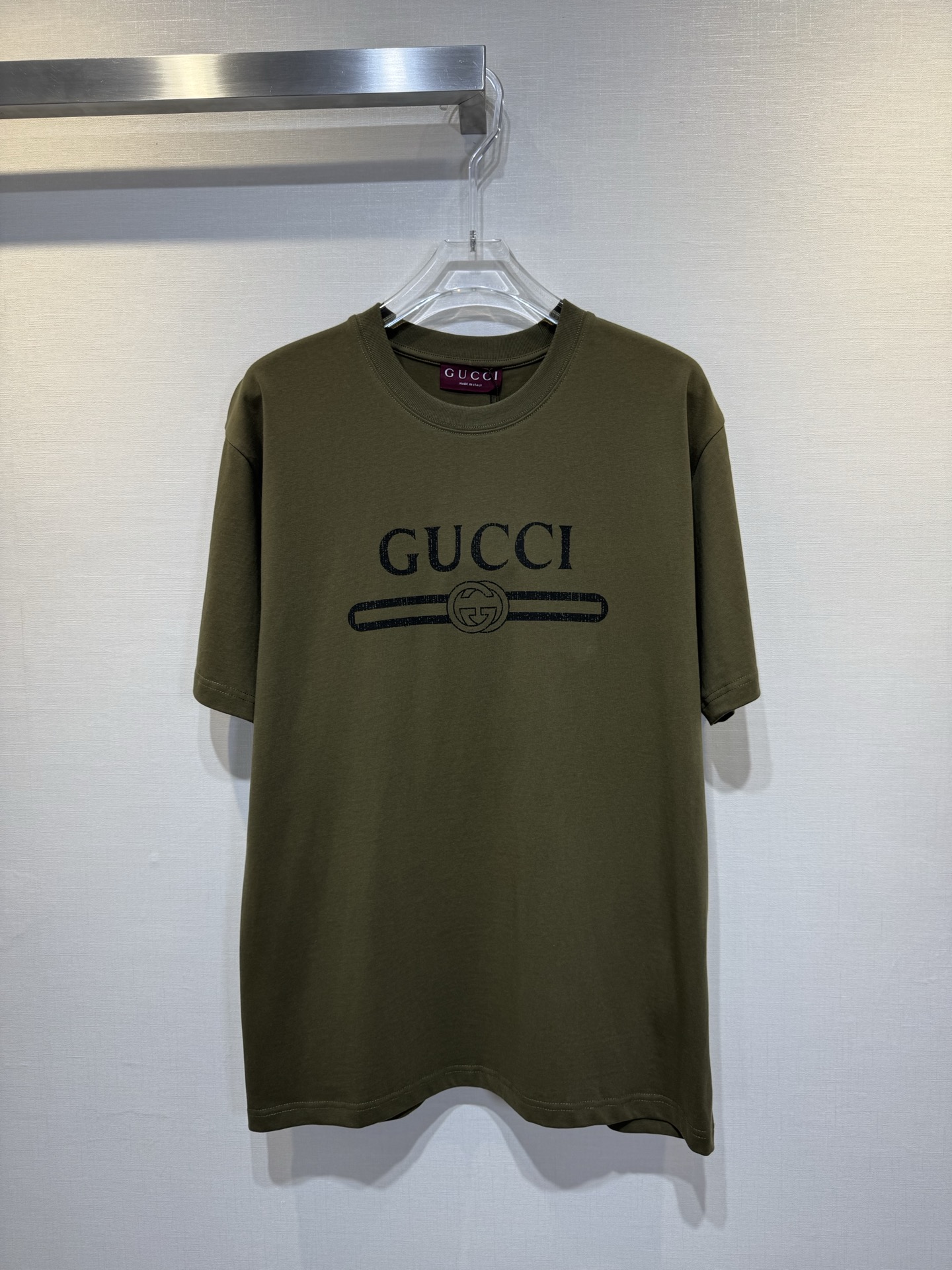 Gucci26ss 双G腰带裂纹T恤 GUCCI品牌元素巧妙融入廓形、互扣式双G腰带延续品牌传承底蕴，诠释当代美学，触感扎实饱满，这款细绒针织棉T恤缀饰一展精致魅鳳力。 面料采用32S特纺新疆细绒纯棉恒温定型定染面料，克重210g完美平衡…