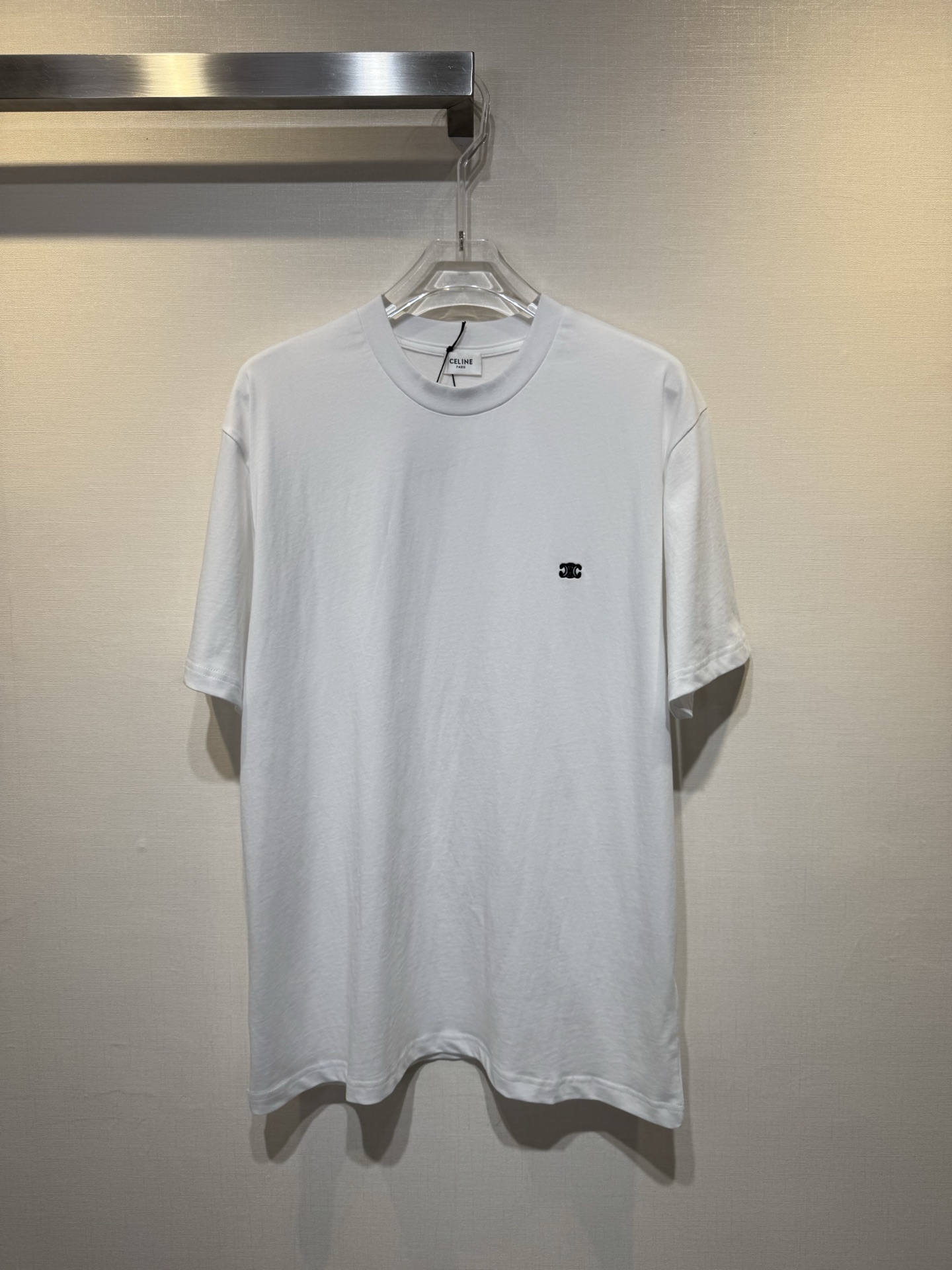 Celine Camiseta básica con bordado. Algodón compacto de 40 cabos, 200g, suave y cómodo, transpirable y agradable al tac…