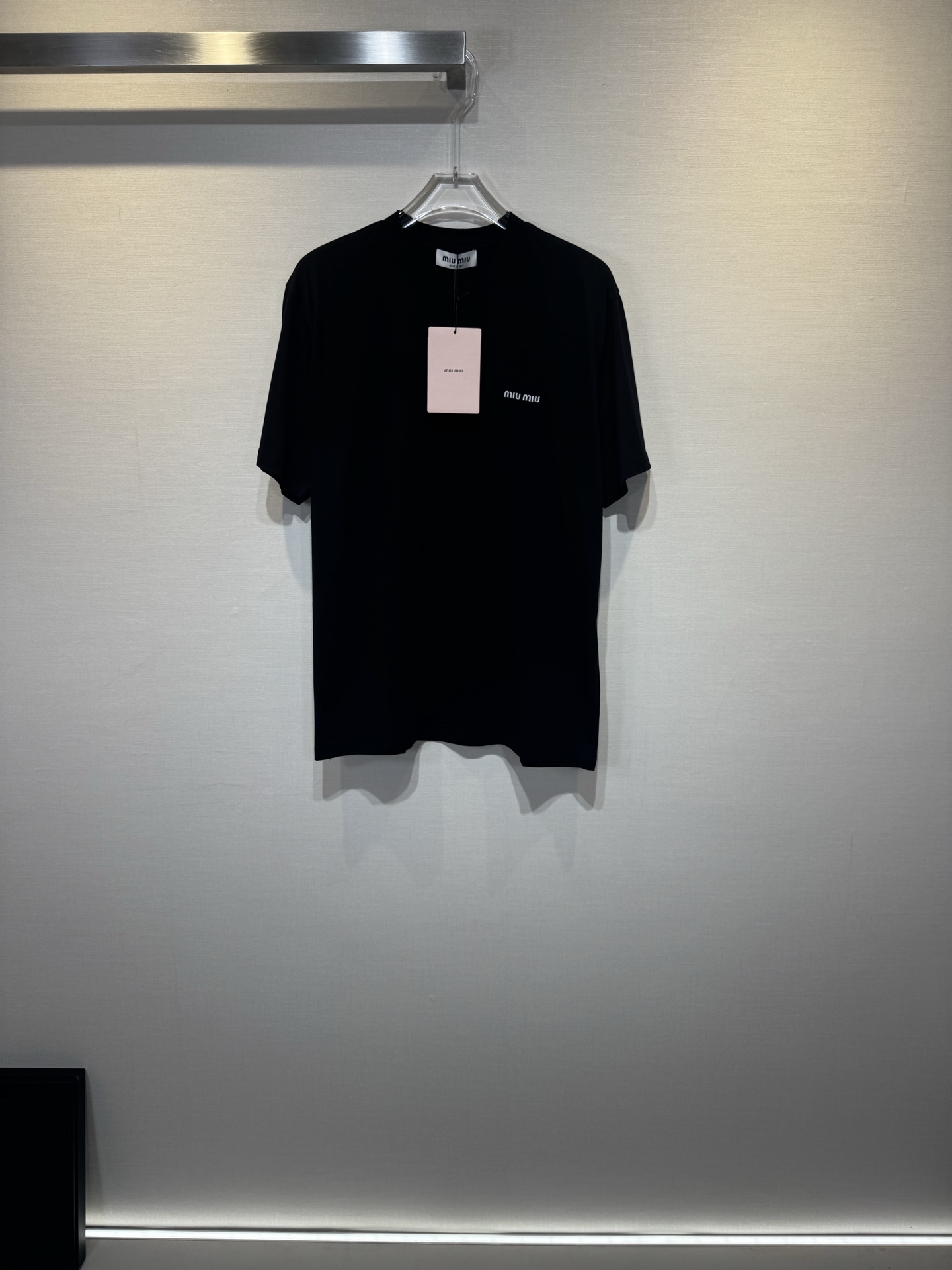 Miumiu Camiseta básica de manga corta con logo bordado. Confeccionada con tejido de punto de algodón peinado …