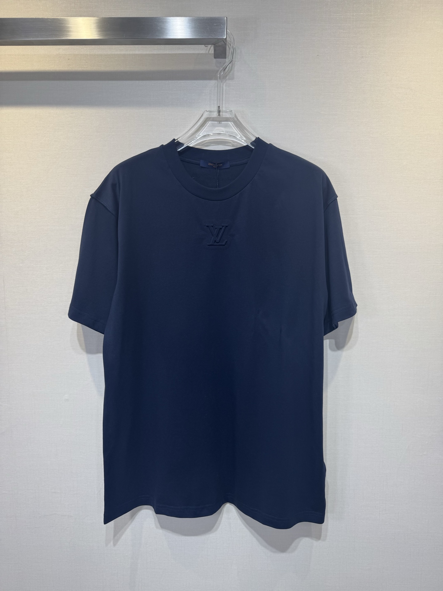 P85 Louis Vuitton Lv压纹圆领T恤 采用24支210g的特纺紧密棉纱线织造而成，特纺紧密棉具有很多优点，如柔软舒适、透气性好、抗皱性强、耐用性好等；具有更加紧密、柔软、细腻的质地和手感。 胸前标识采用硅胶衬底钢印工艺，在…