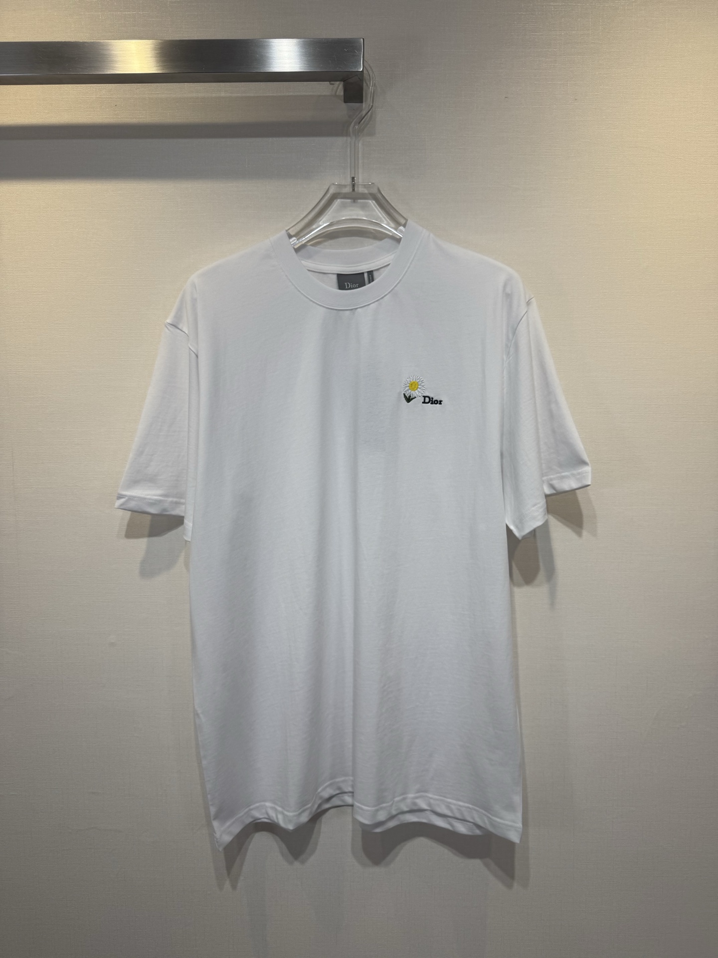 Camiseta Dior-Daisy de corte regular Esta camiseta es un nuevo producto de la serie de ropa masculina de verano 2026, q…