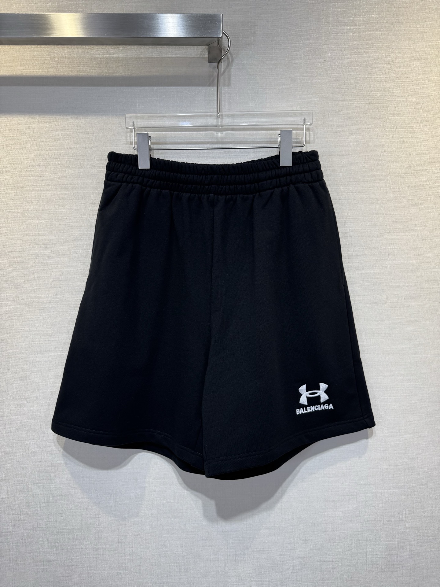 P120 BALENCIAGA-París/Under Armour pantalones cortos bordados de edición conjunta. La tela utiliza tejido de rizo de al…