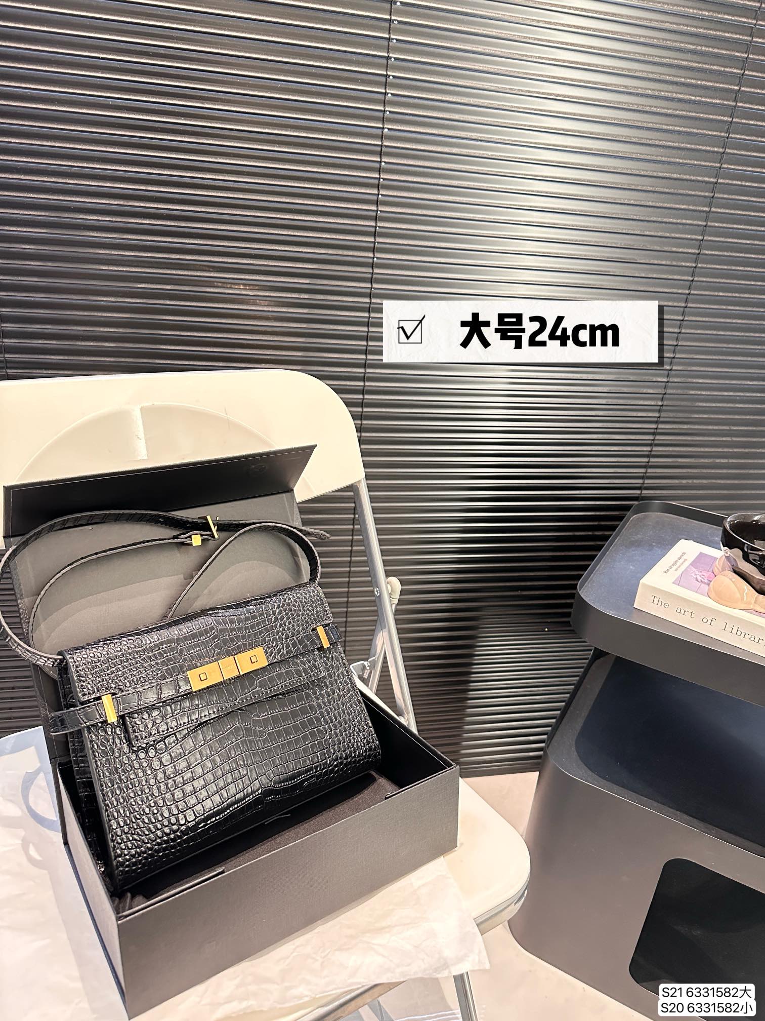 配折叠盒子 圣罗兰出镜率最高的一只包包。YSL曼哈顿，背起来真的太有feel。曼哈顿 最低调，从冷门到爆款。曼哈顿法棍包！尺寸刚刚好，尺寸：大号24 19 小号19 15 货号6331582