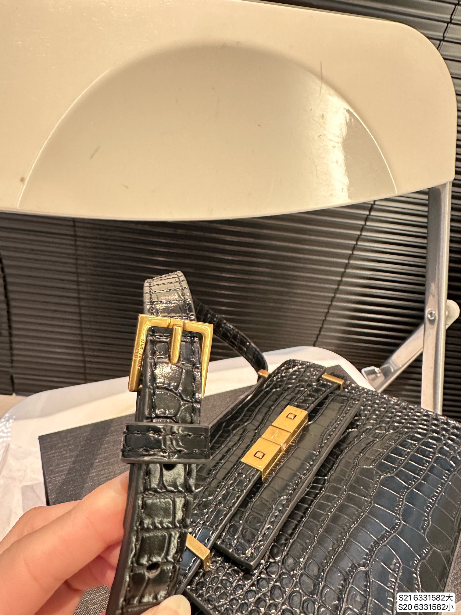 配折叠盒子 圣罗兰出镜率最高的一只包包。YSL曼哈顿，背起来真的太有feel。曼哈顿 最低调，从冷门到爆款。曼哈顿法棍包！尺寸刚刚好，尺寸：大号24 19 小号19 15 货号6331582