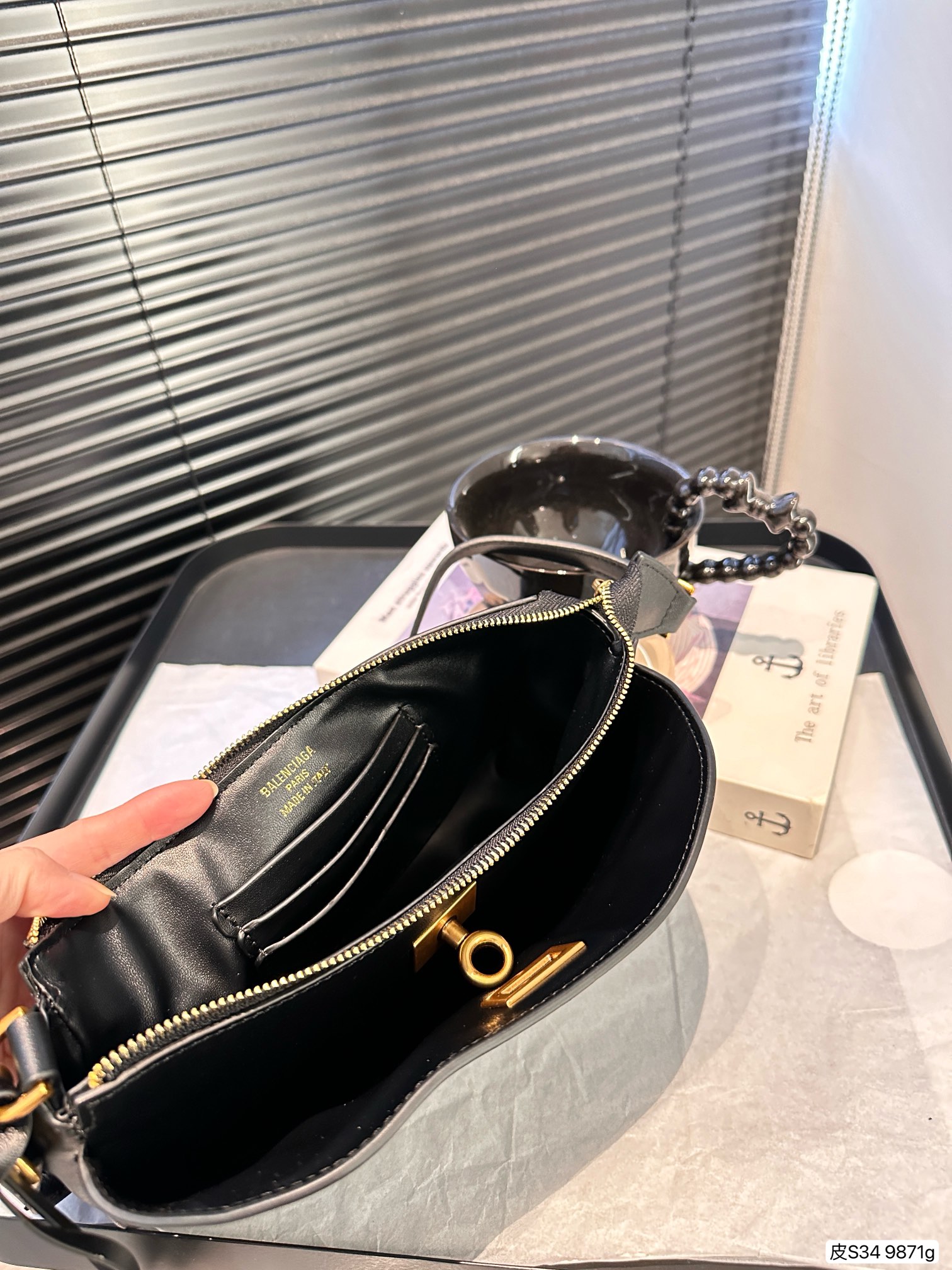 P270 纯皮巴黎世家rodeo又随意又能装
这个包真的爱不释手天天背都背不腻
黑金配色rodeo真的好高级很自然的慵懒里外都是新西兰羊皮质感超级好皮子超软 背起来慵懒风怎么背都很有调调~
尺寸：23 13 货号9871