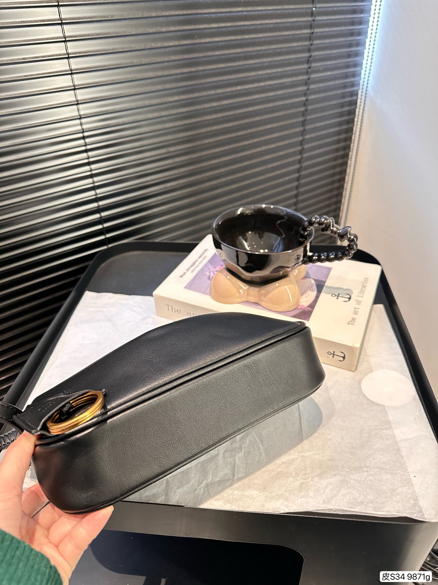 P270 纯皮巴黎世家rodeo又随意又能装
这个包真的爱不释手天天背都背不腻
黑金配色rodeo真的好高级很自然的慵懒里外都是新西兰羊皮质感超级好皮子超软 背起来慵懒风怎么背都很有调调~
尺寸：23 13 货号9871