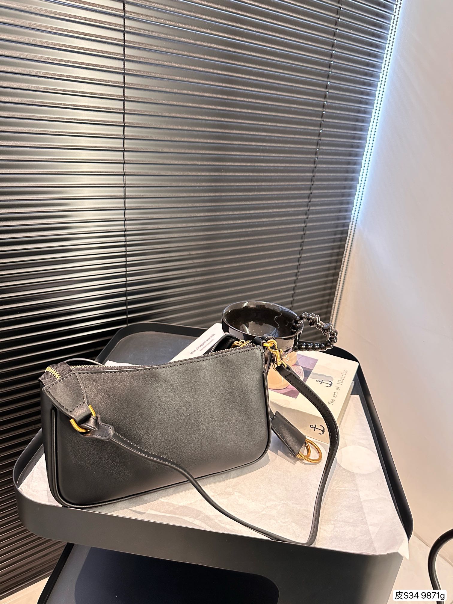 P270 纯皮巴黎世家rodeo又随意又能装
这个包真的爱不释手天天背都背不腻
黑金配色rodeo真的好高级很自然的慵懒里外都是新西兰羊皮质感超级好皮子超软 背起来慵懒风怎么背都很有调调~
尺寸：23 13 货号9871