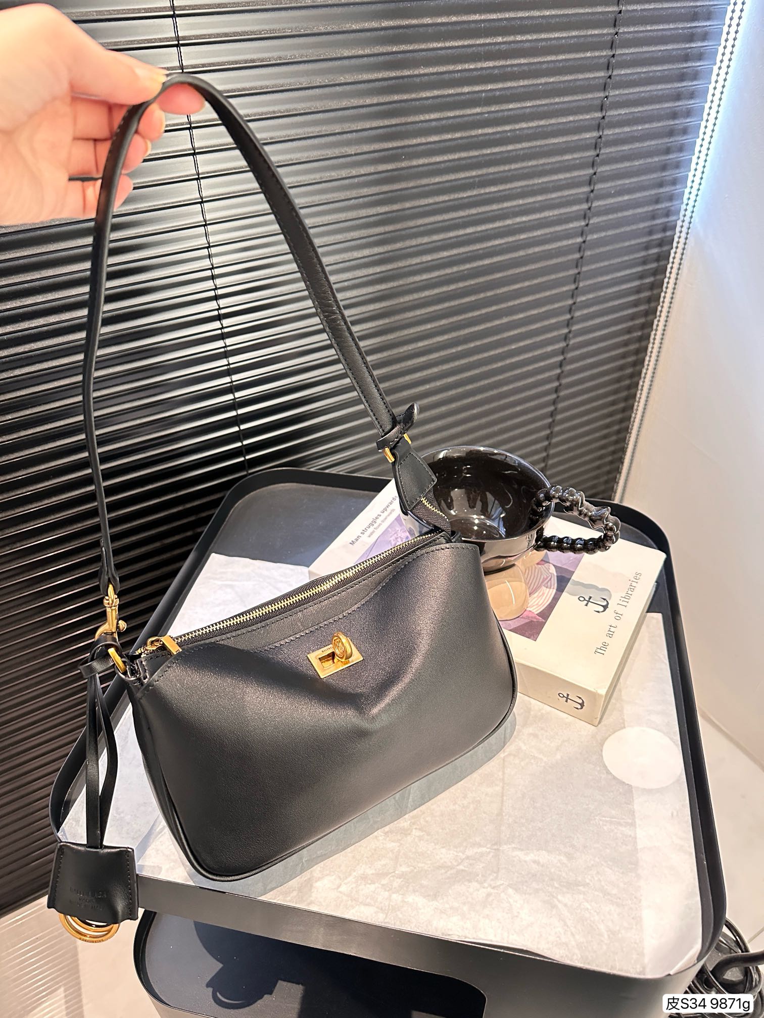 P270 纯皮巴黎世家rodeo又随意又能装
这个包真的爱不释手天天背都背不腻
黑金配色rodeo真的好高级很自然的慵懒里外都是新西兰羊皮质感超级好皮子超软 背起来慵懒风怎么背都很有调调~
尺寸：23 13 货号9871